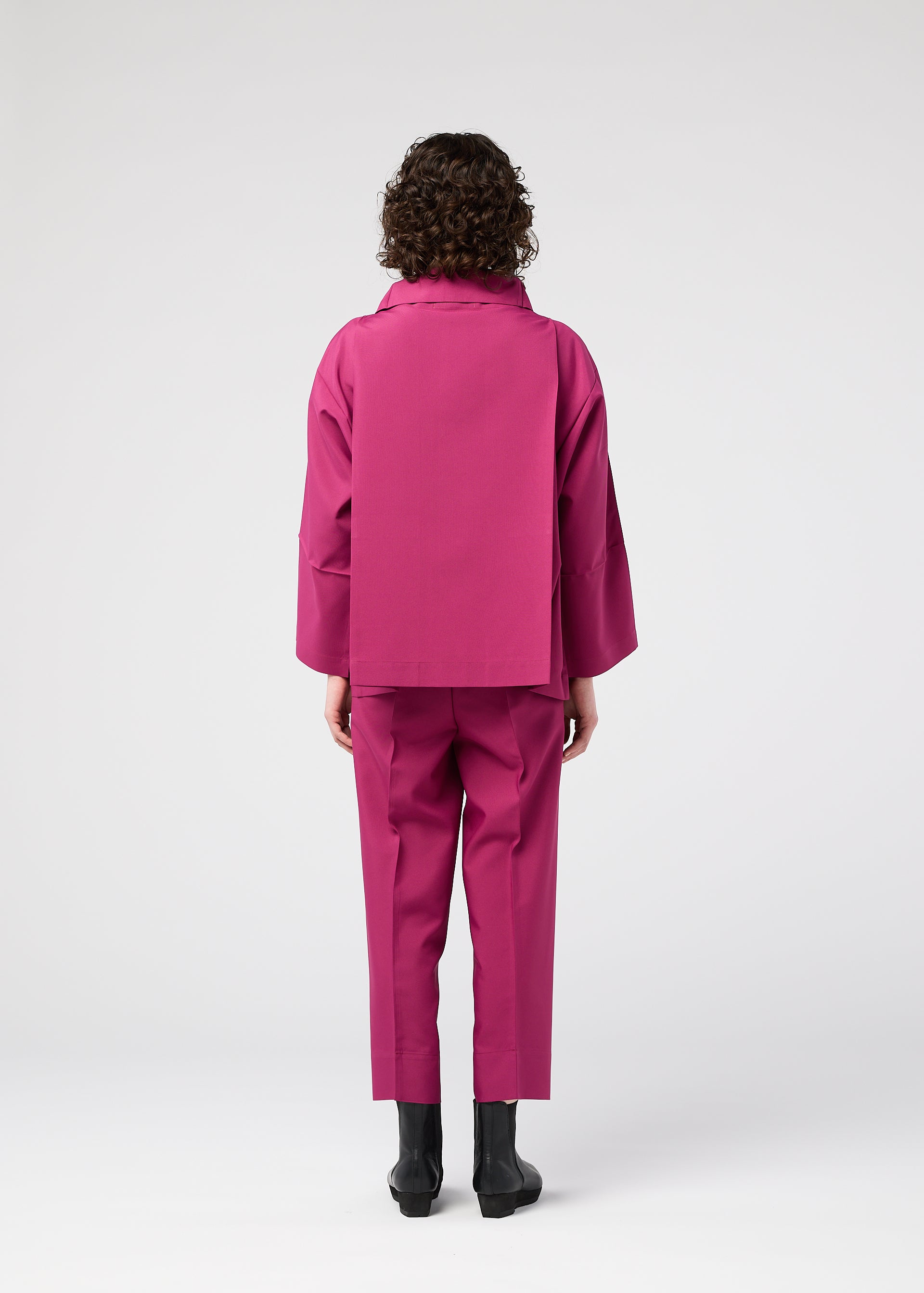 A model wears the 132 5 ISSEY MIYAKE 132 5. FLAT 1 prêt à porter.