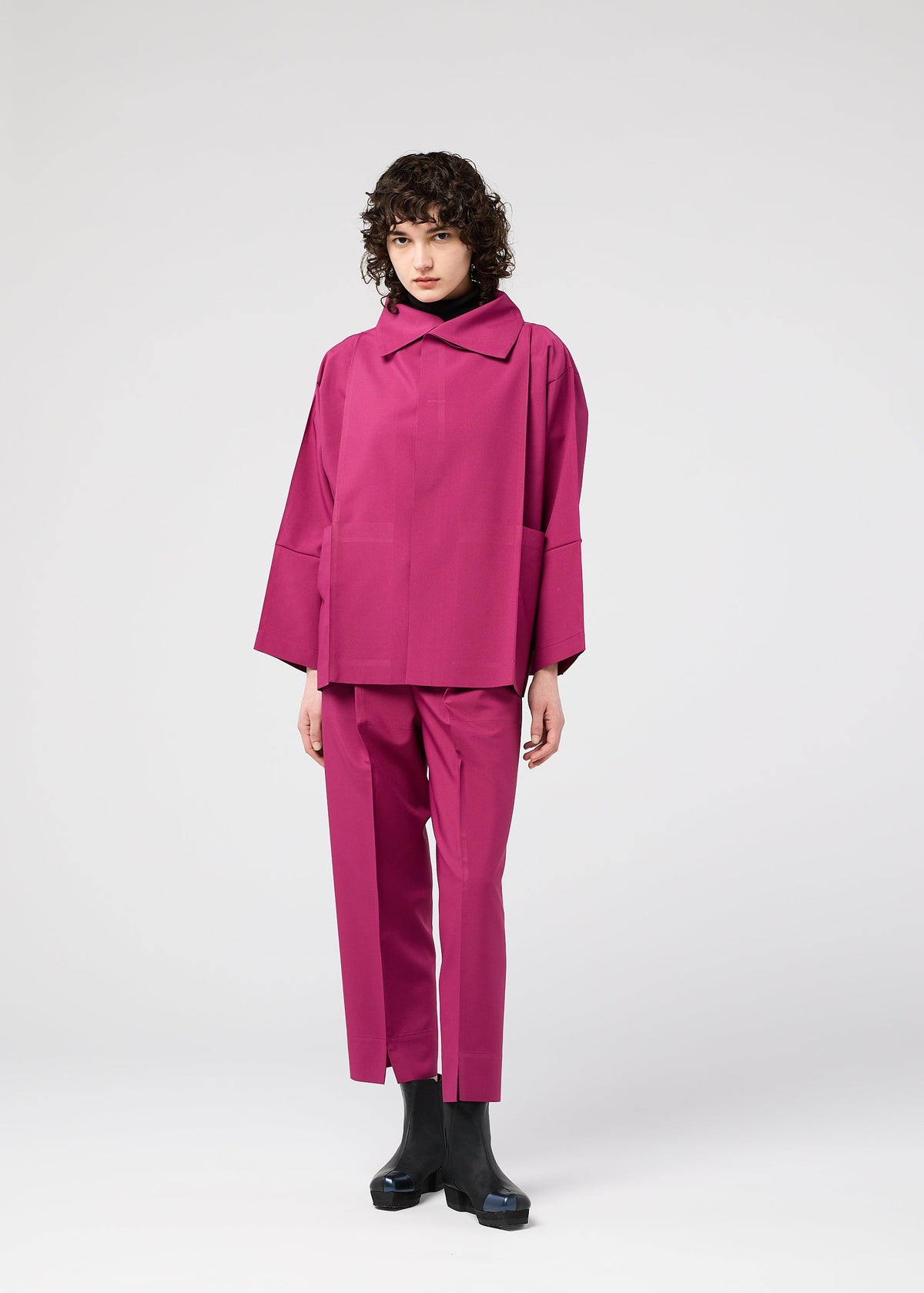 A model wears the 132 5 ISSEY MIYAKE 132 5. FLAT 1 prêt à porter.