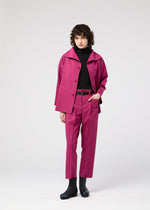 A model wears the 132 5 ISSEY MIYAKE 132 5. FLAT 1 prêt à porter.