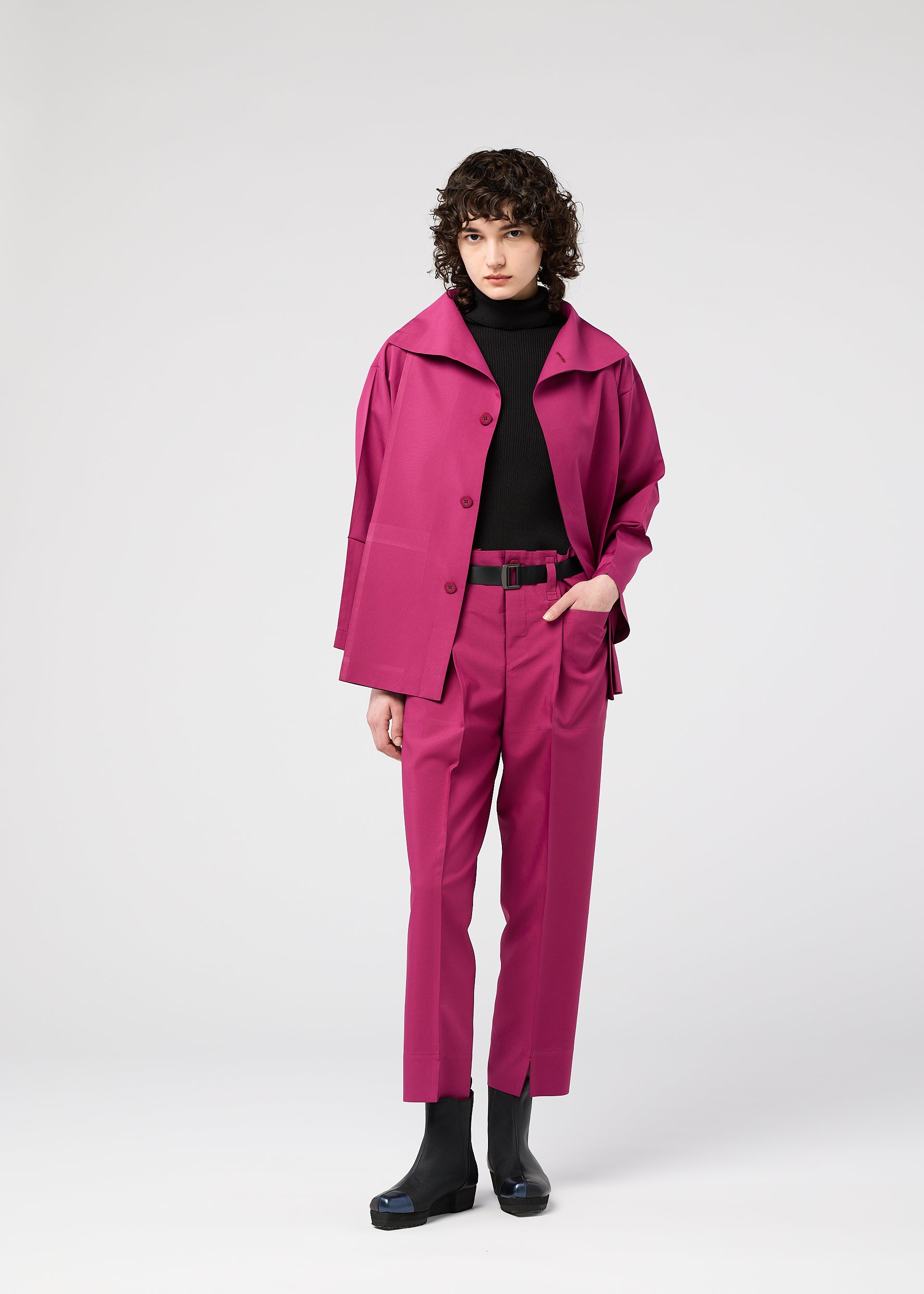 A model wears the 132 5 ISSEY MIYAKE 132 5. FLAT 1 prêt à porter.