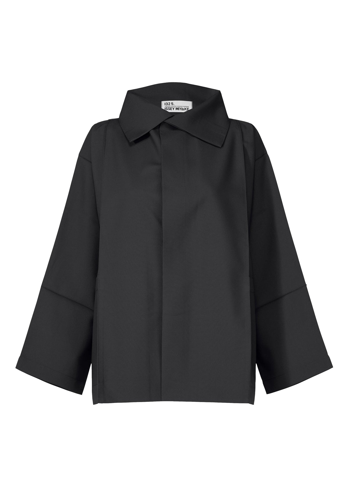 A product shot of the 132 5 ISSEY MIYAKE 132 5. FLAT 1 prêt à porter in black (15).