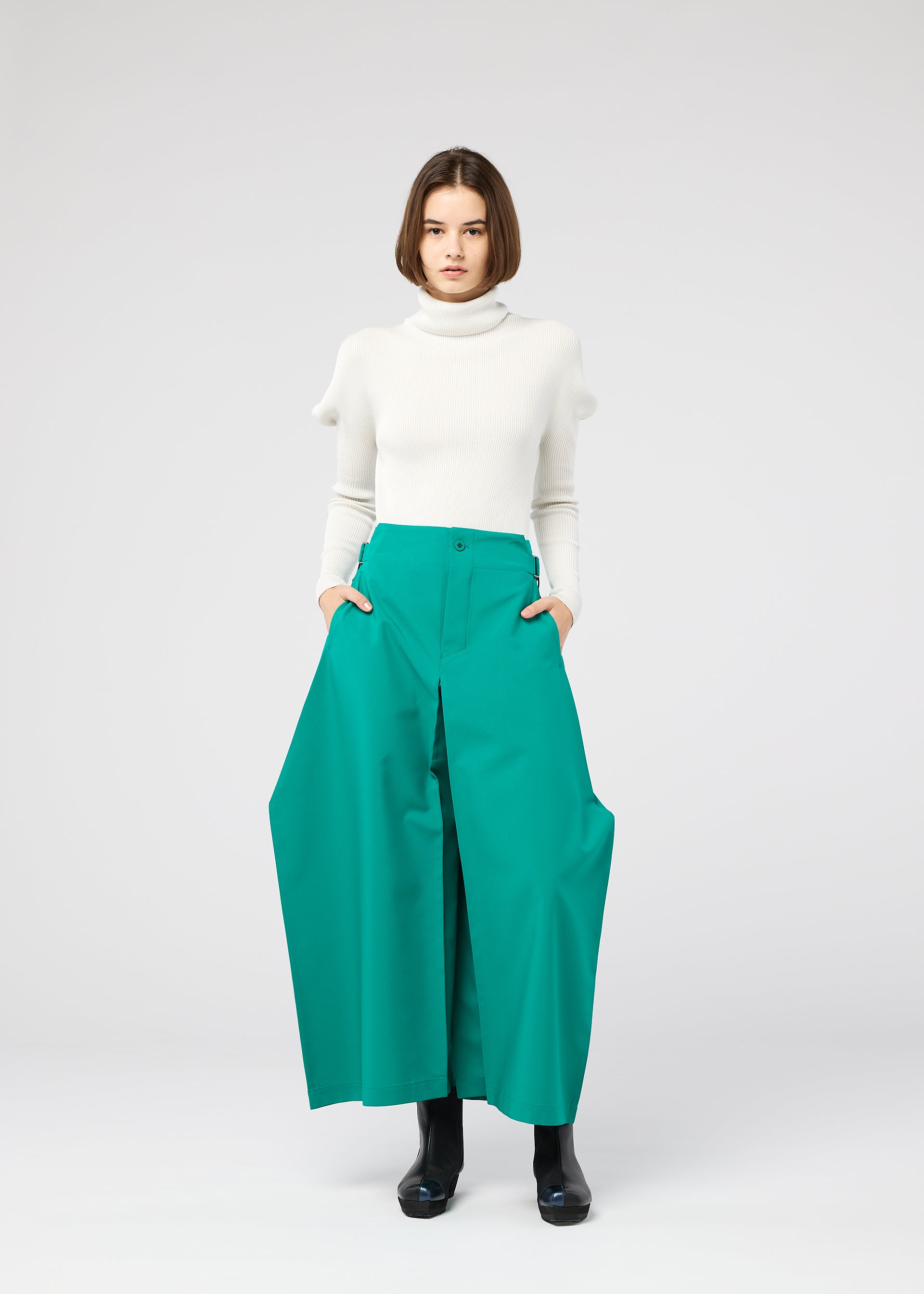 A model wears the 132 5 ISSEY MIYAKE VERTEX BOTTOMS prêt à porter.