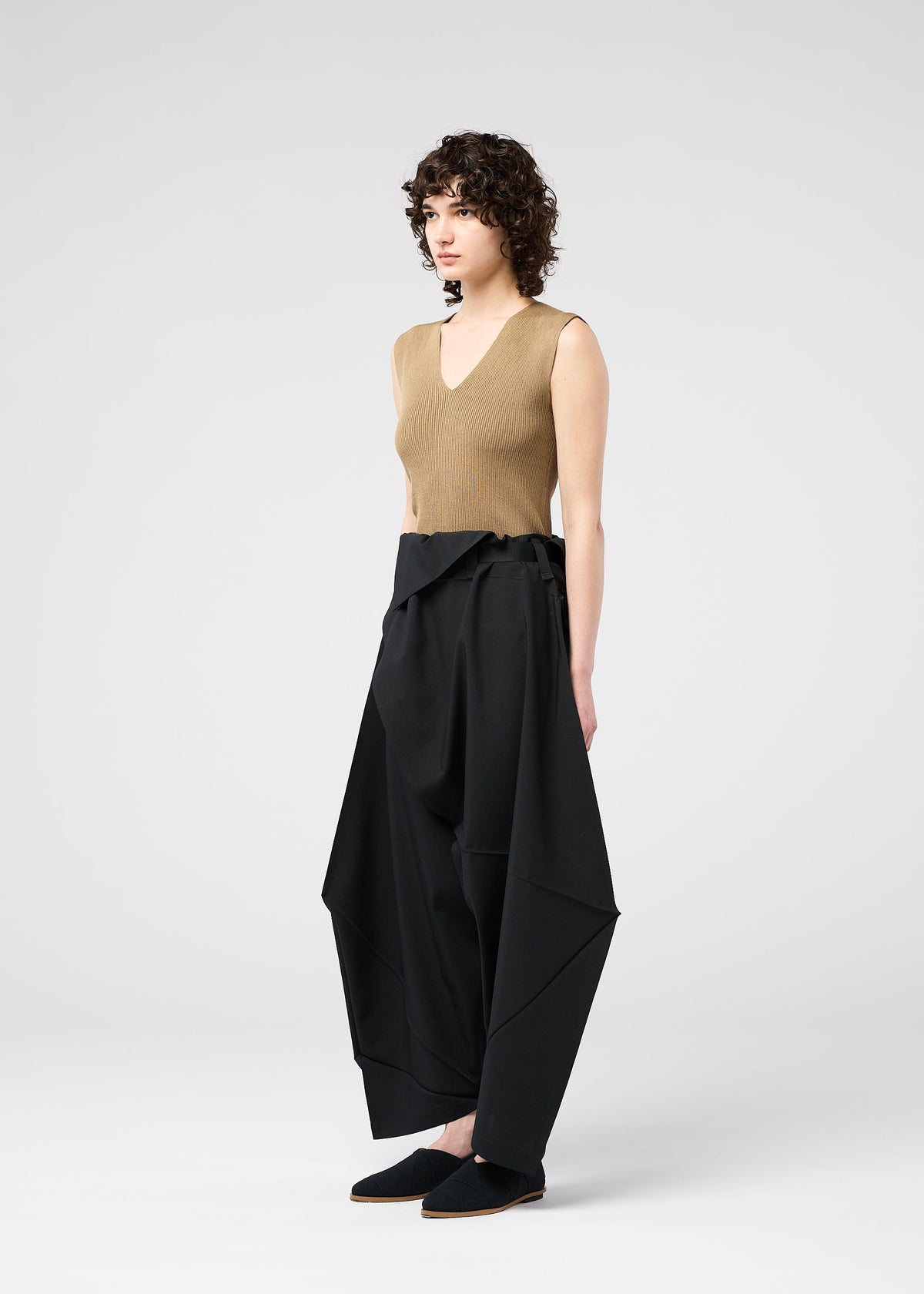 A model wears the 132 5. Issey Miyake FACET SOLID pants.