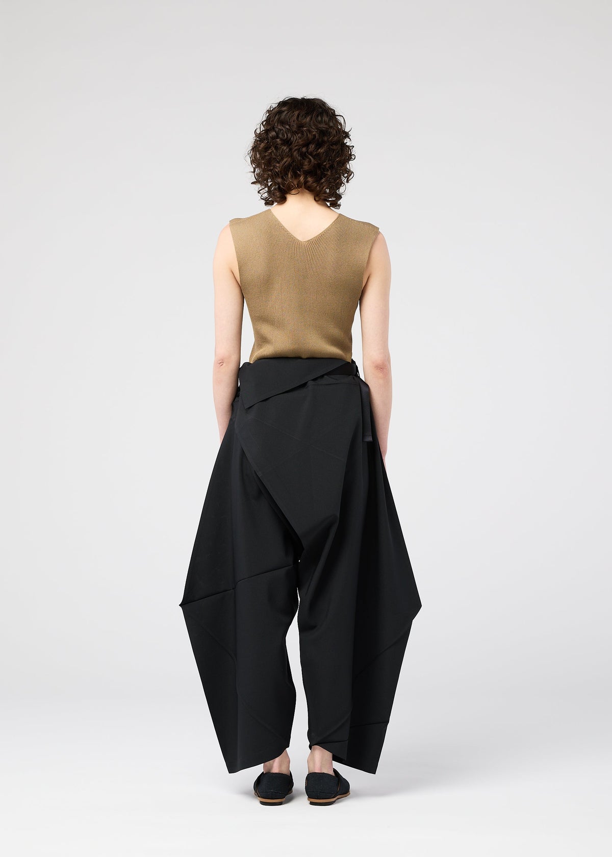A model wears the 132 5. Issey Miyake FACET SOLID pants.