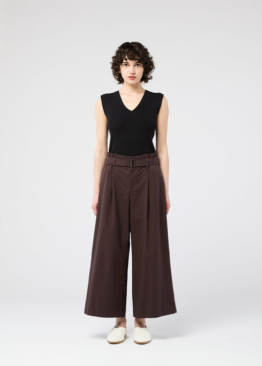 A model wears the 132 5. Issey Miyake WASHI STRETCH pants.