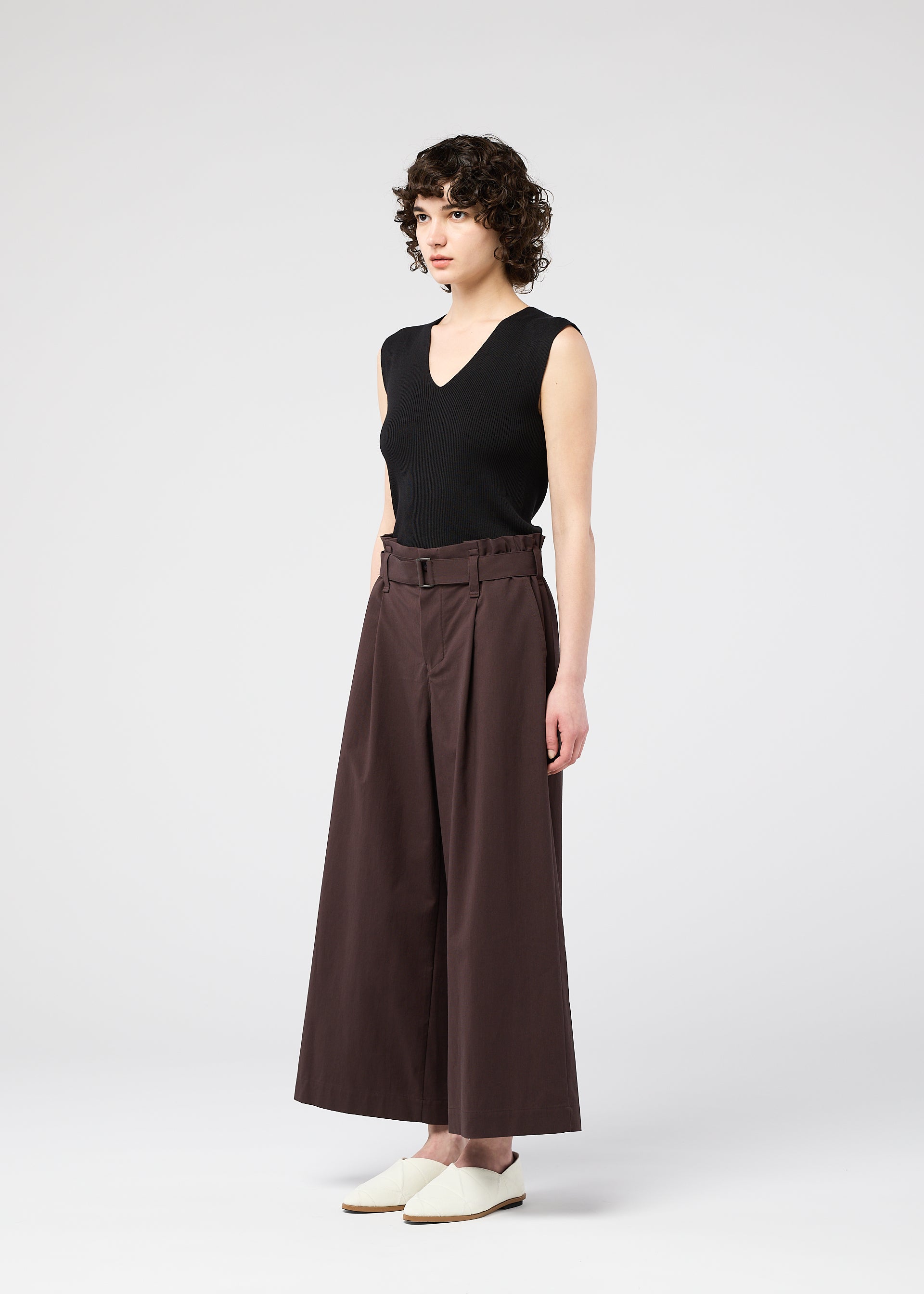 A model wears the 132 5. Issey Miyake WASHI STRETCH pants.