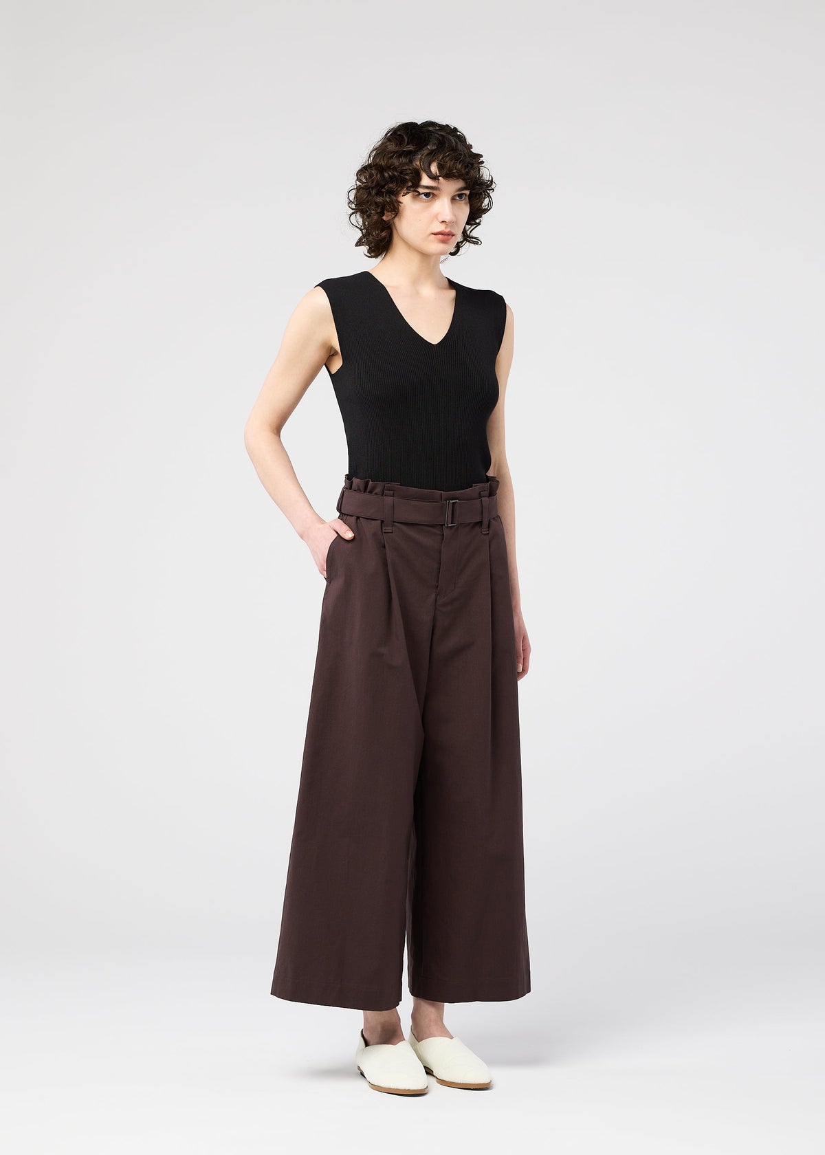 A model wears the 132 5. Issey Miyake WASHI STRETCH pants.