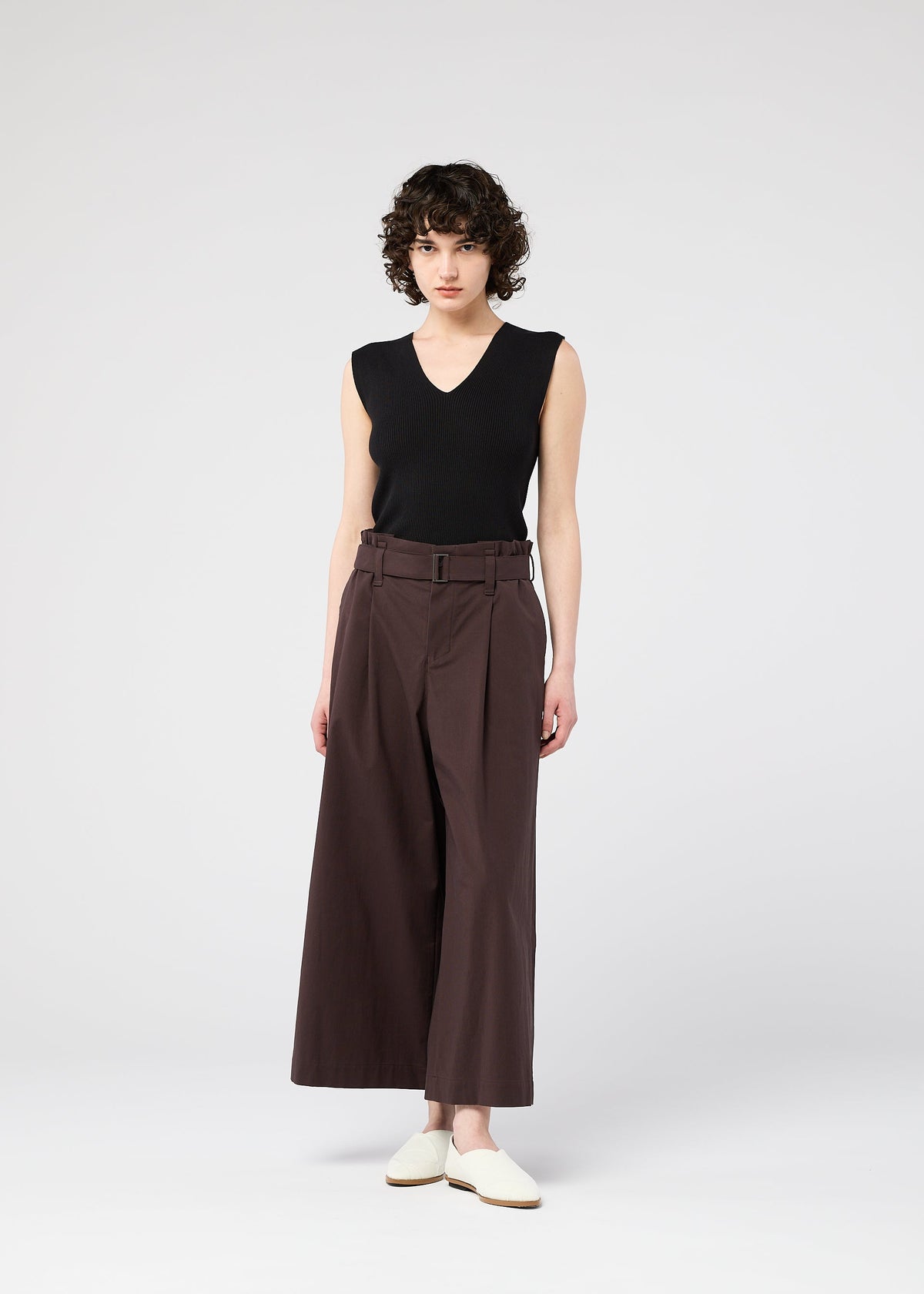 A model wears the 132 5. Issey Miyake WASHI STRETCH pants.