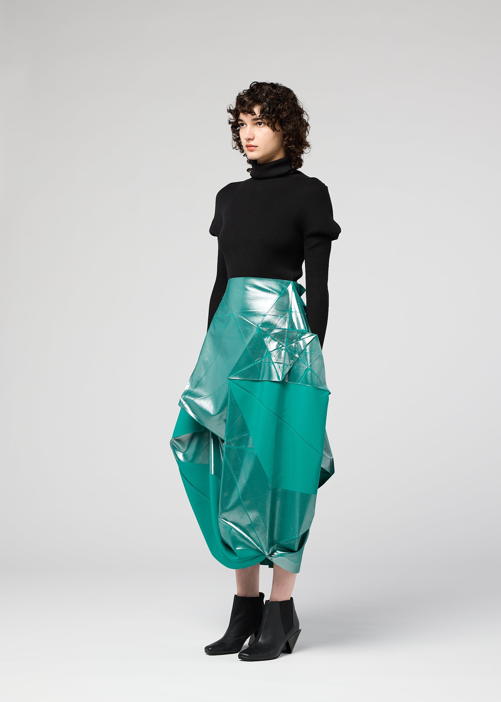 A model wears the 132 5 ISSEY MIYAKE NO.17 FOIL prêt à porter.