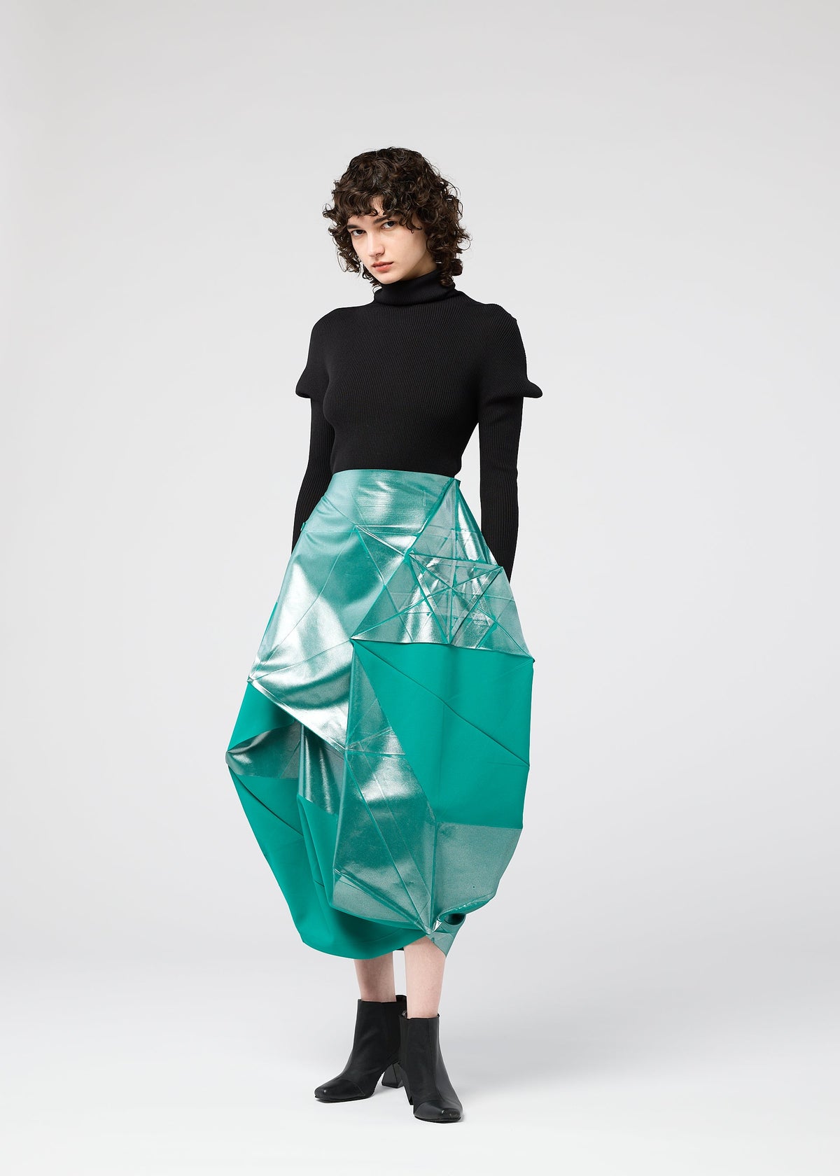A model wears the 132 5 ISSEY MIYAKE NO.17 FOIL prêt à porter.