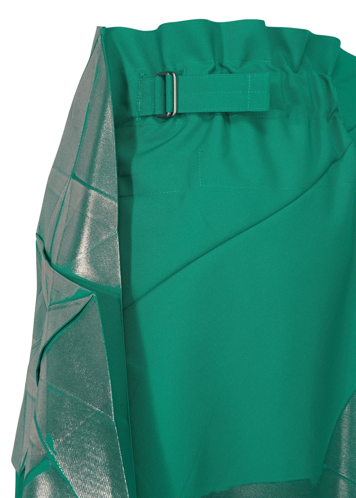 A detail shot of the 132 5 ISSEY MIYAKE NO.17 FOIL prêt à porter.