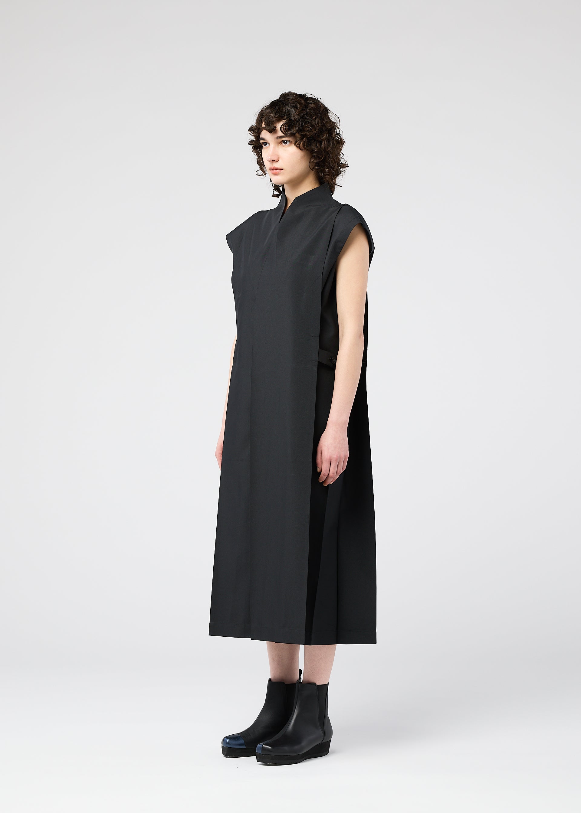 A model wears the 132 5 ISSEY MIYAKE 132 5. FLAT 1 prêt à porter.