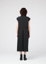 A model wears the 132 5 ISSEY MIYAKE 132 5. FLAT 1 prêt à porter.