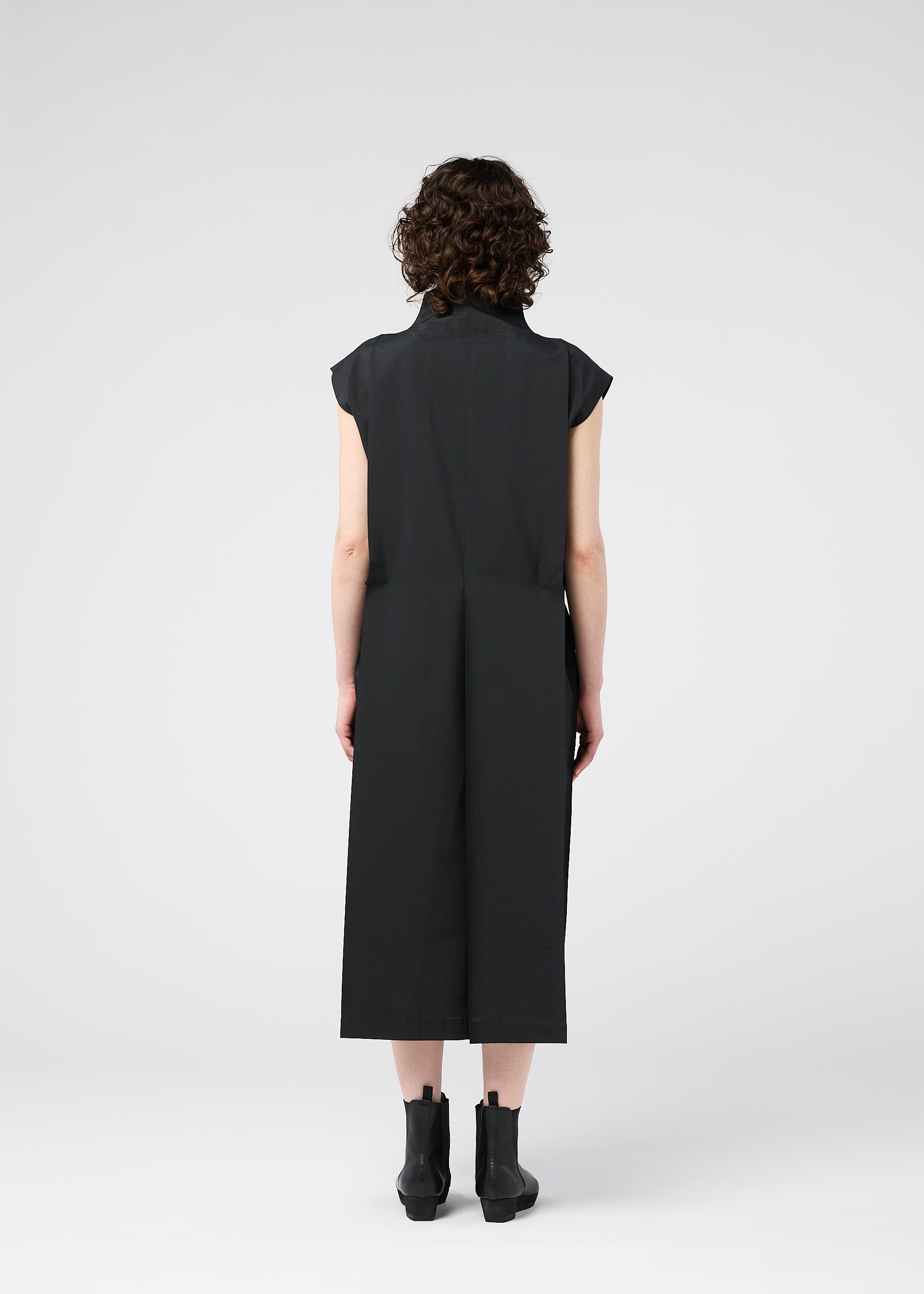 A model wears the 132 5 ISSEY MIYAKE 132 5. FLAT 1 prêt à porter.