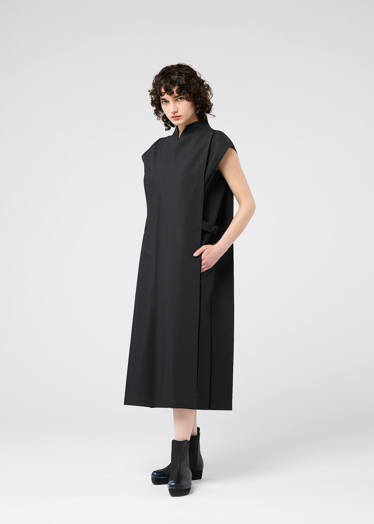 A model wears the 132 5 ISSEY MIYAKE 132 5. FLAT 1 prêt à porter.