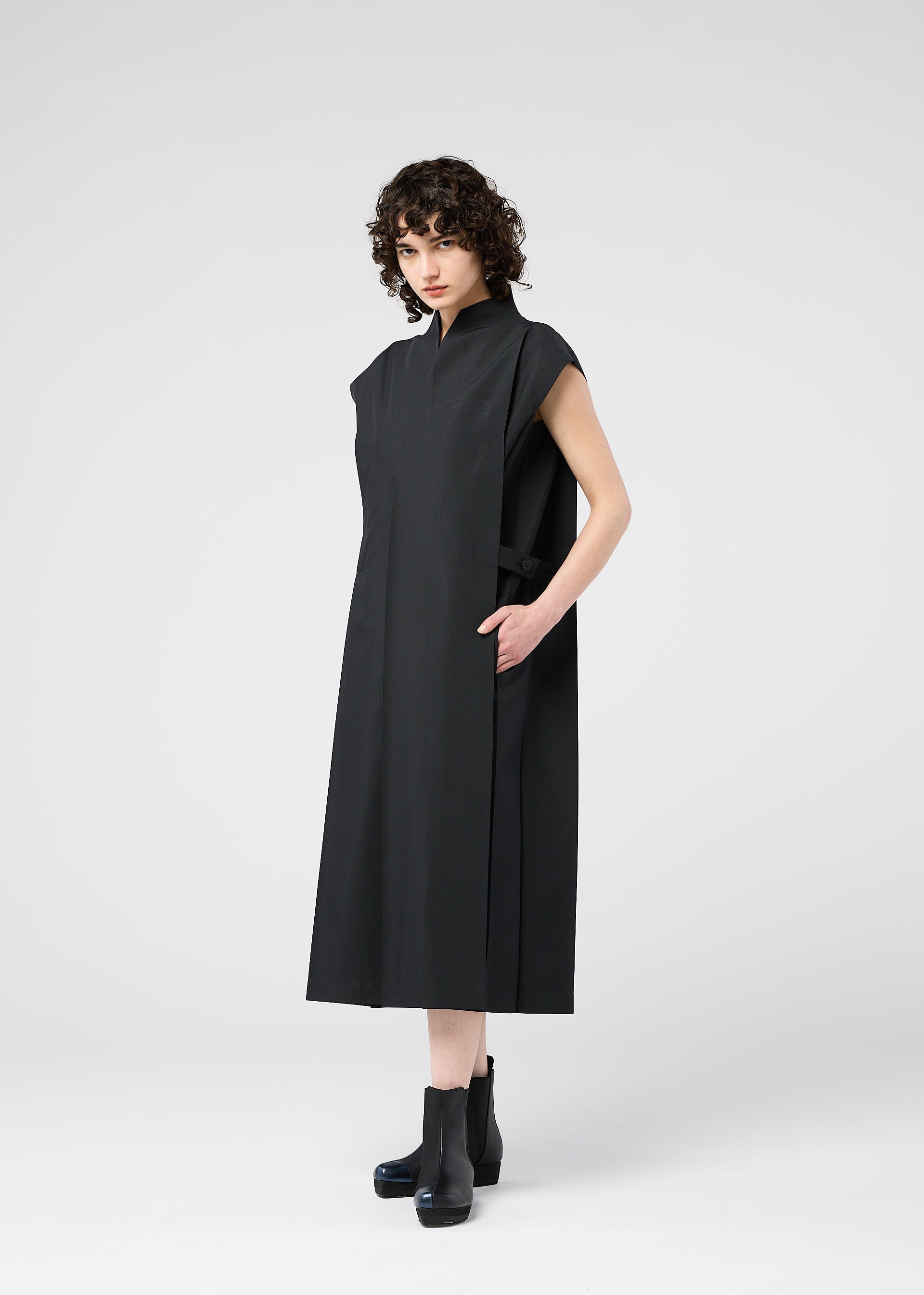 A model wears the 132 5 ISSEY MIYAKE 132 5. FLAT 1 prêt à porter.