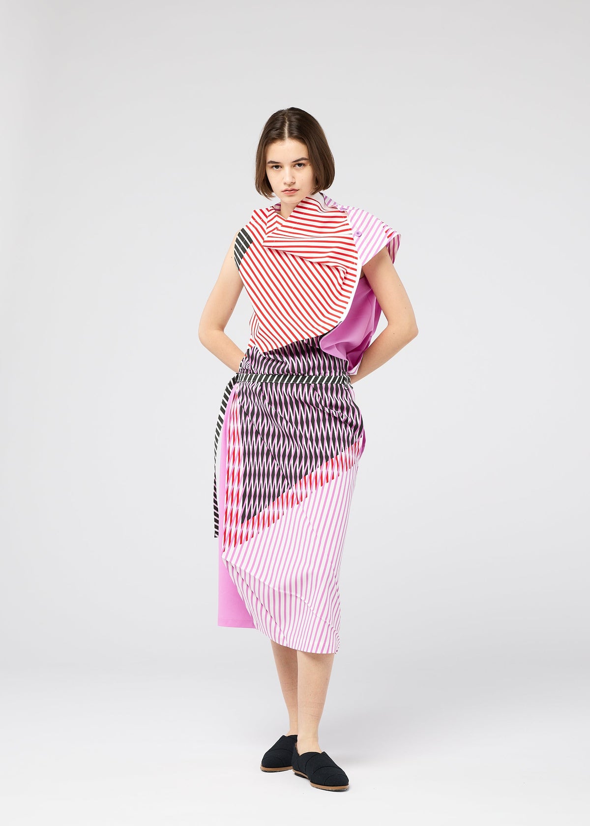 A model wears the 132 5. Issey Miyake NO.1 PAINT prêt à porter.