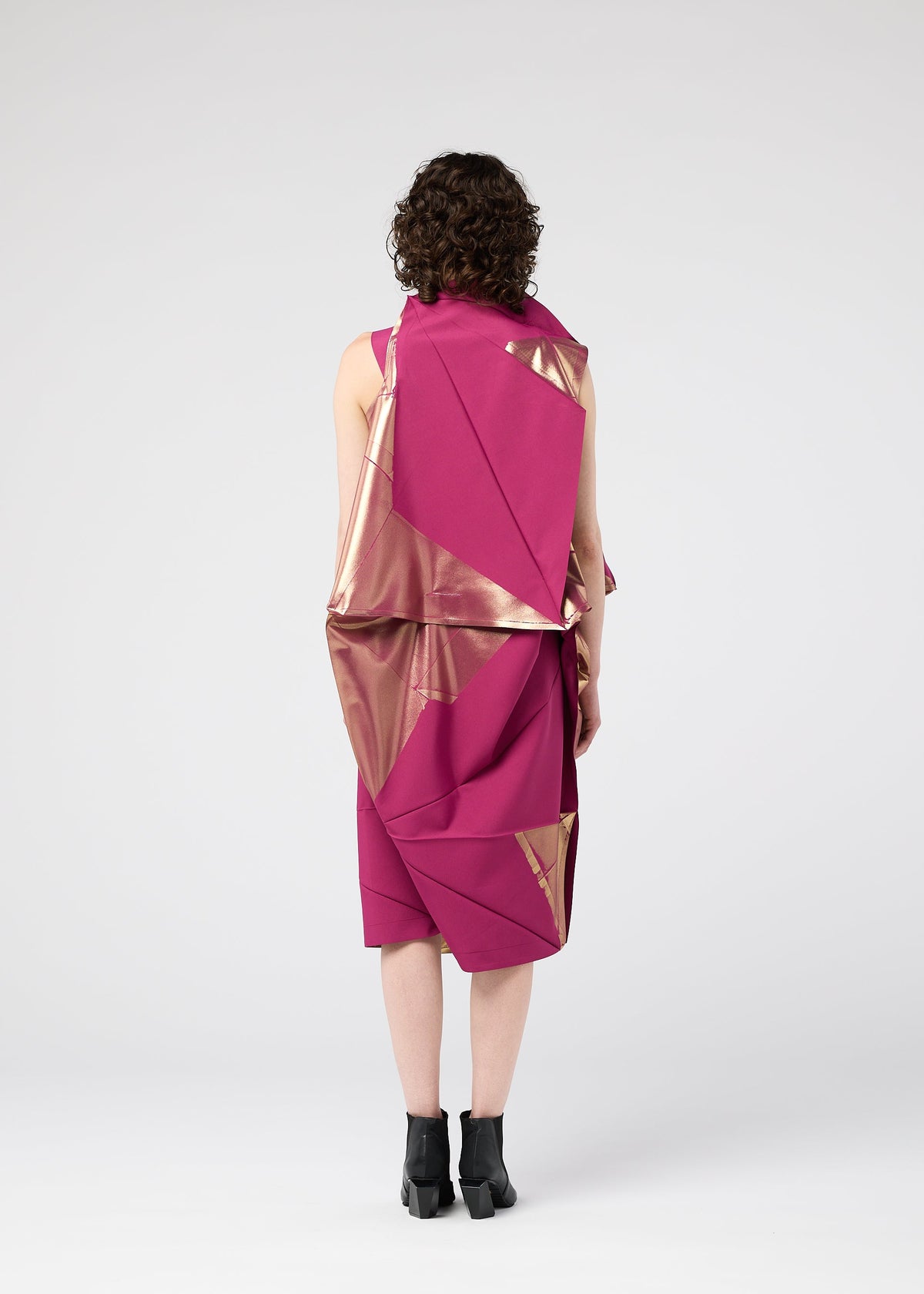 A model wears the 132 5 ISSEY MIYAKE NO.17 FOIL prêt à porter.