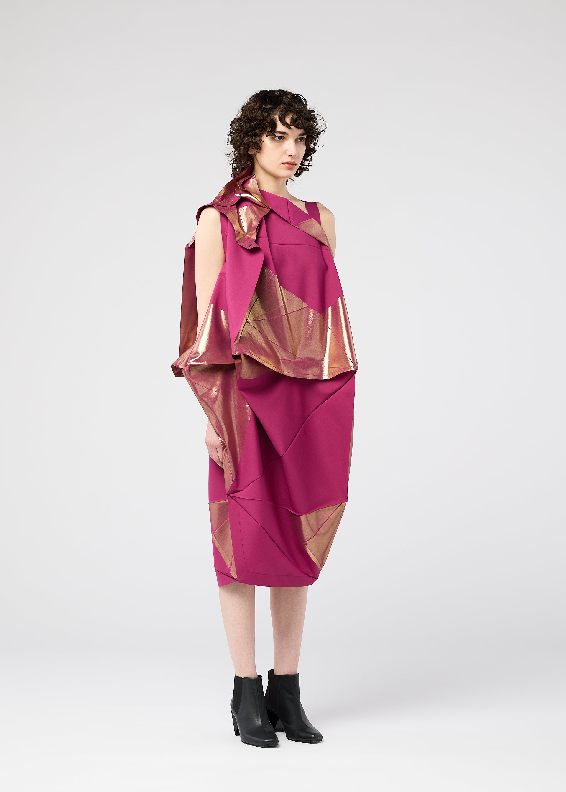 A model wears the 132 5 ISSEY MIYAKE NO.17 FOIL prêt à porter.