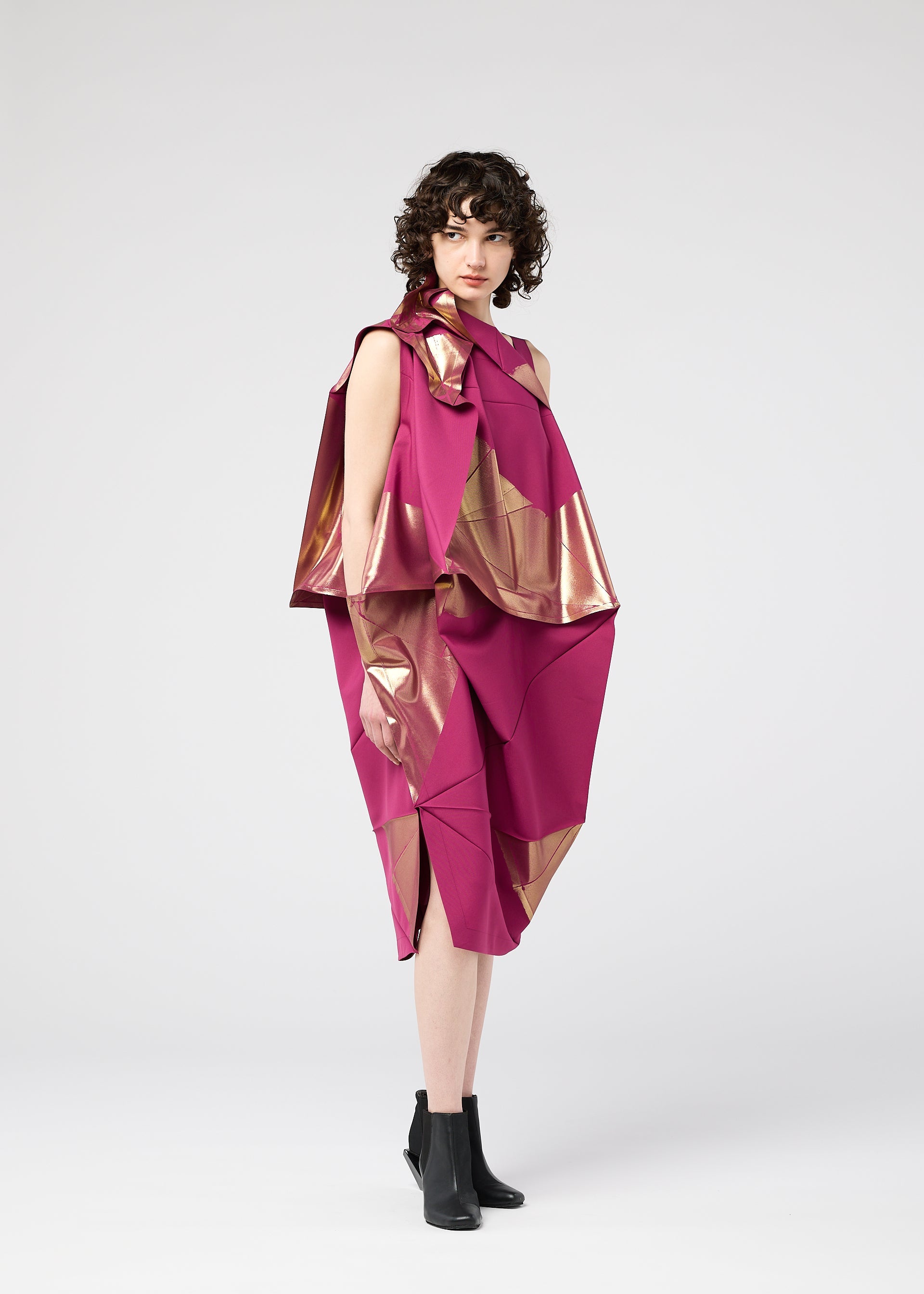 A model wears the 132 5 ISSEY MIYAKE NO.17 FOIL prêt à porter.