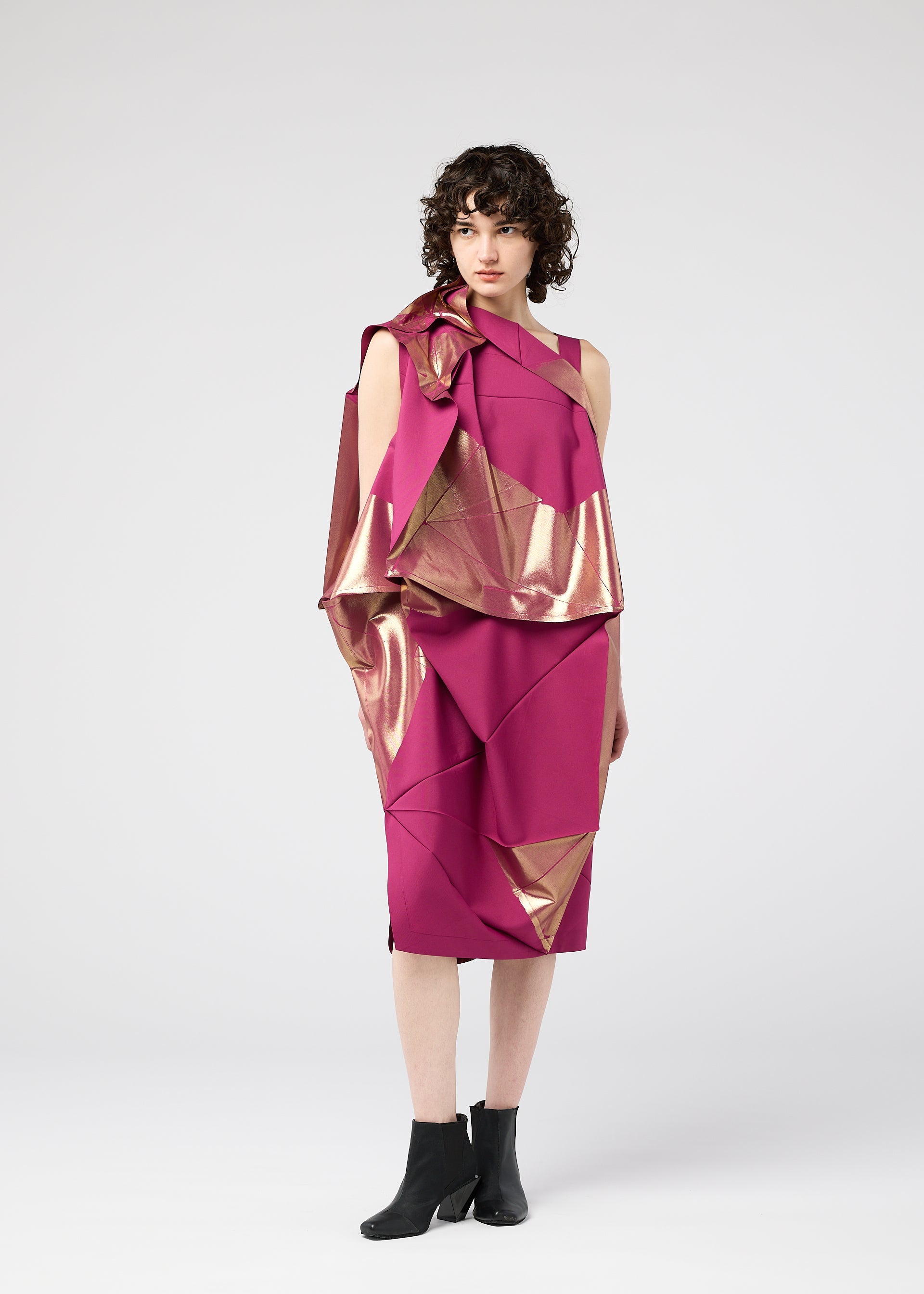 A model wears the 132 5 ISSEY MIYAKE NO.17 FOIL prêt à porter.