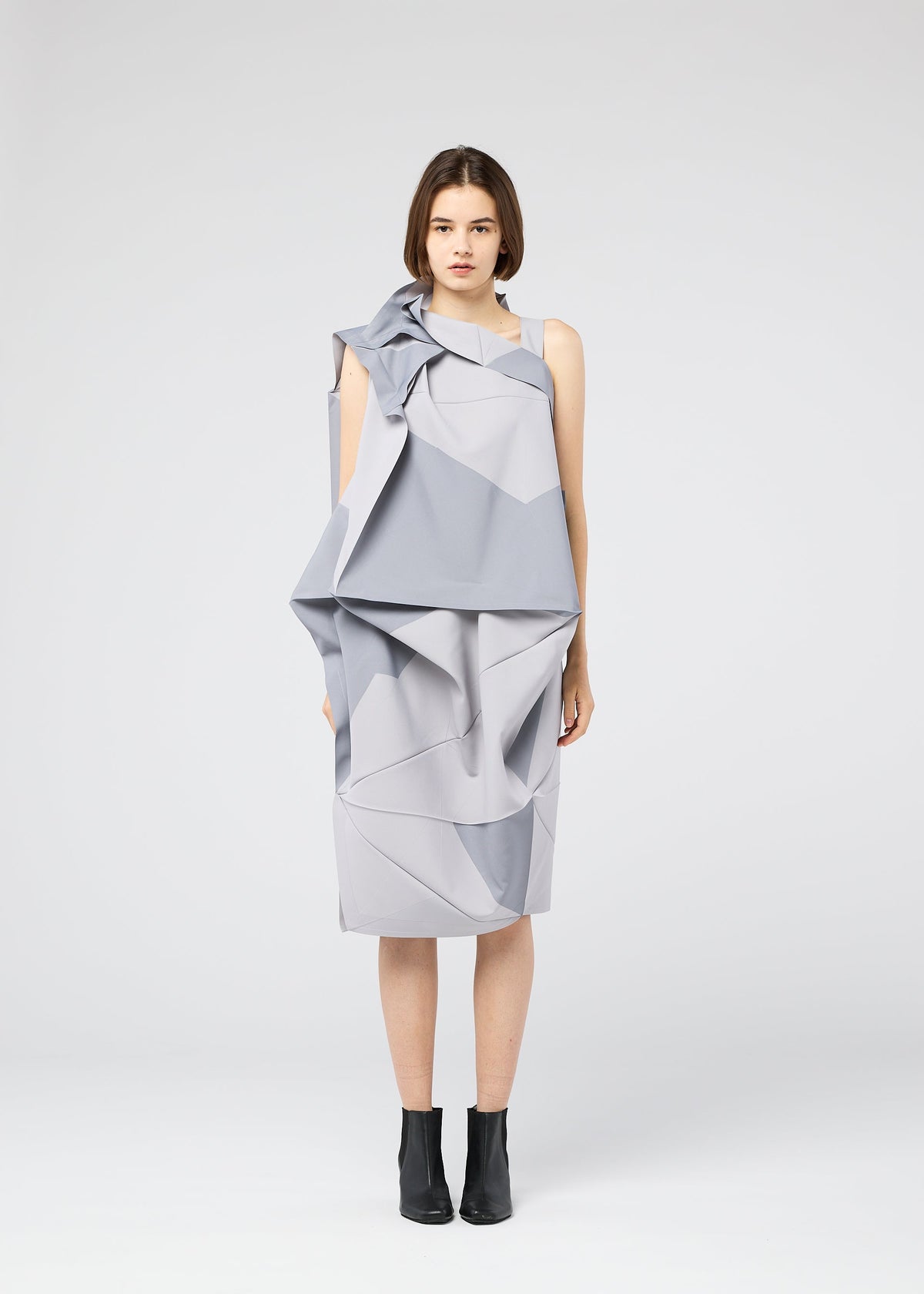A model wears the 132 5 ISSEY MIYAKE PENTAGON prêt à porter.