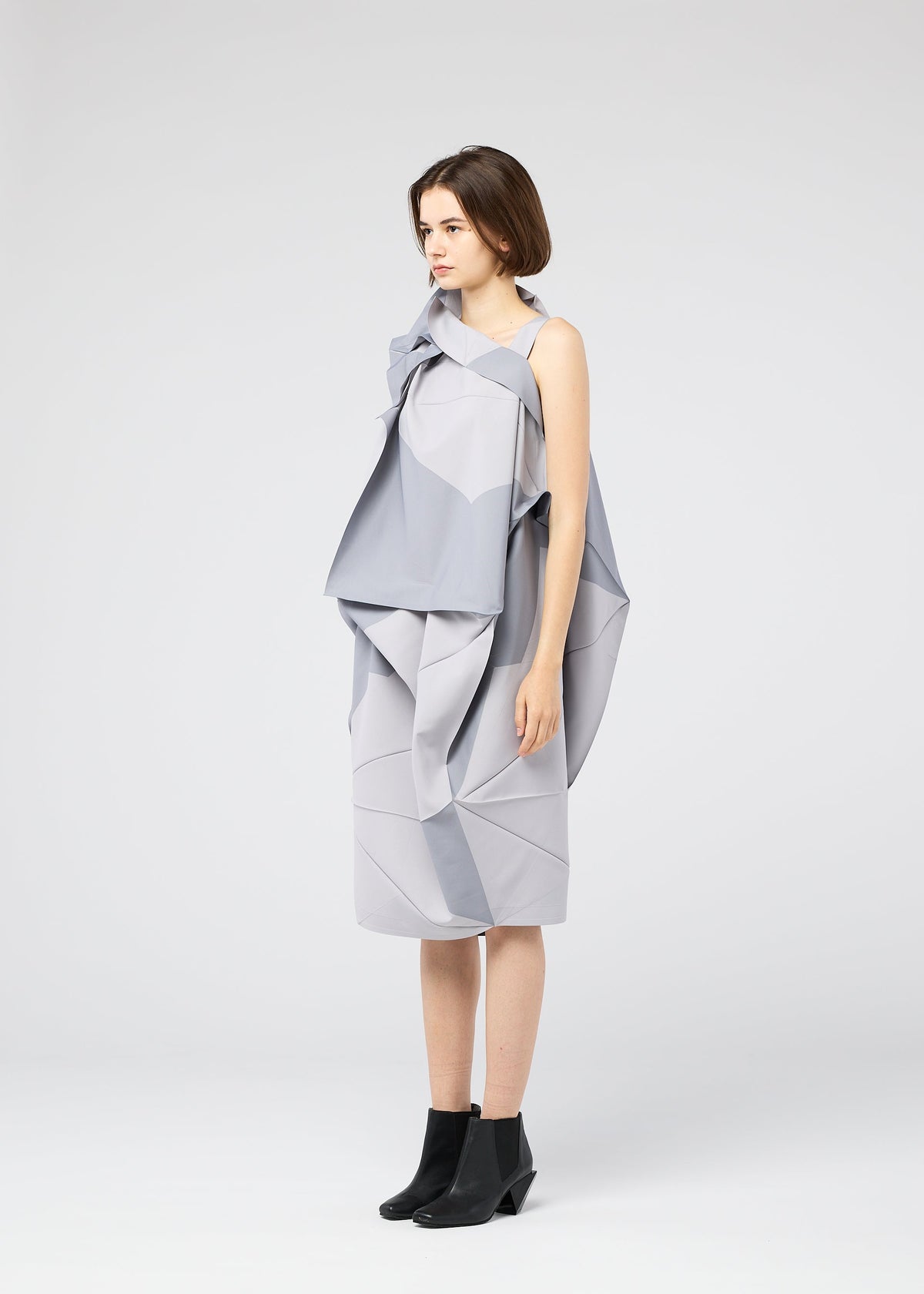 A model wears the 132 5 ISSEY MIYAKE PENTAGON prêt à porter.