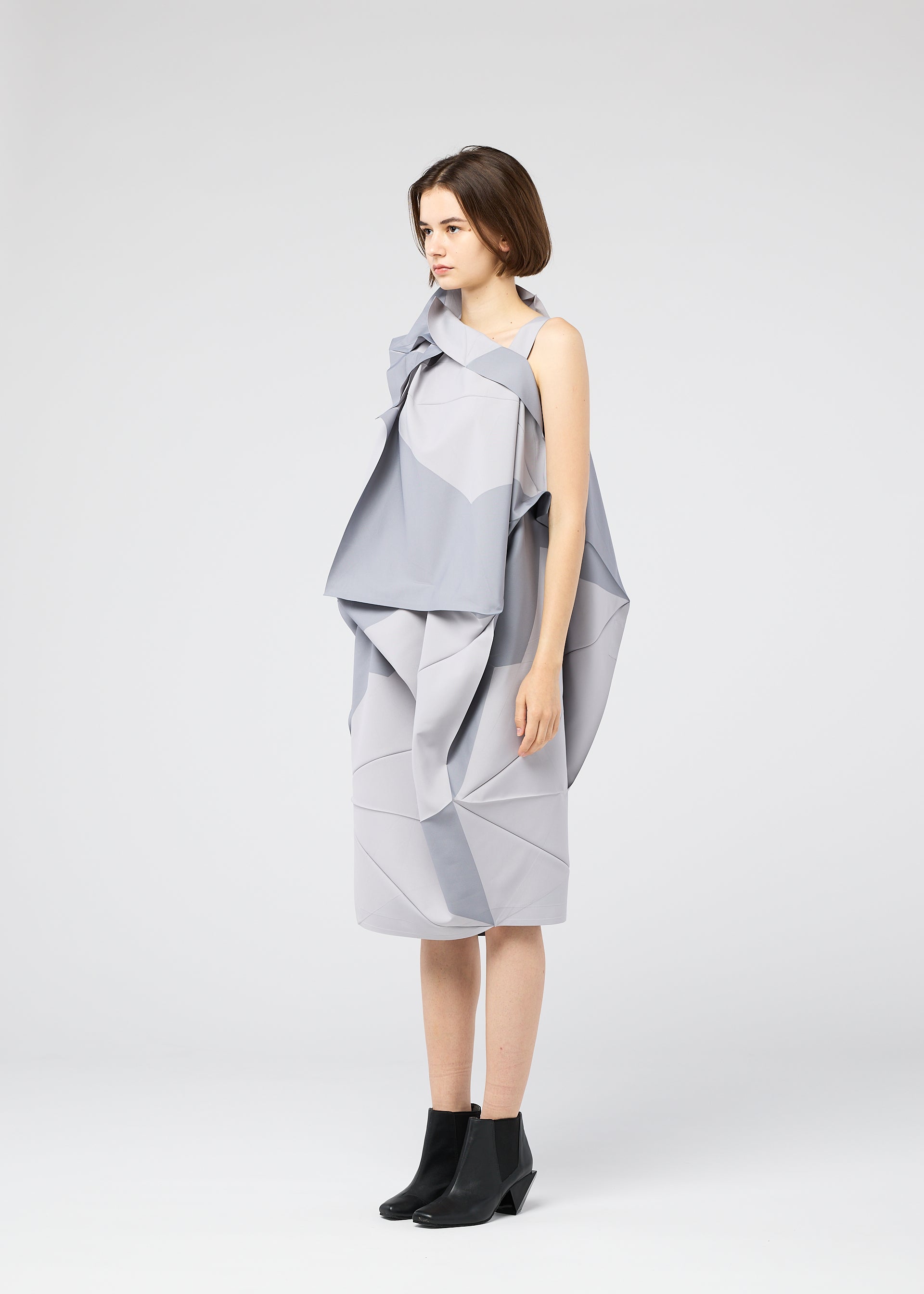 A model wears the 132 5 ISSEY MIYAKE PENTAGON prêt à porter.