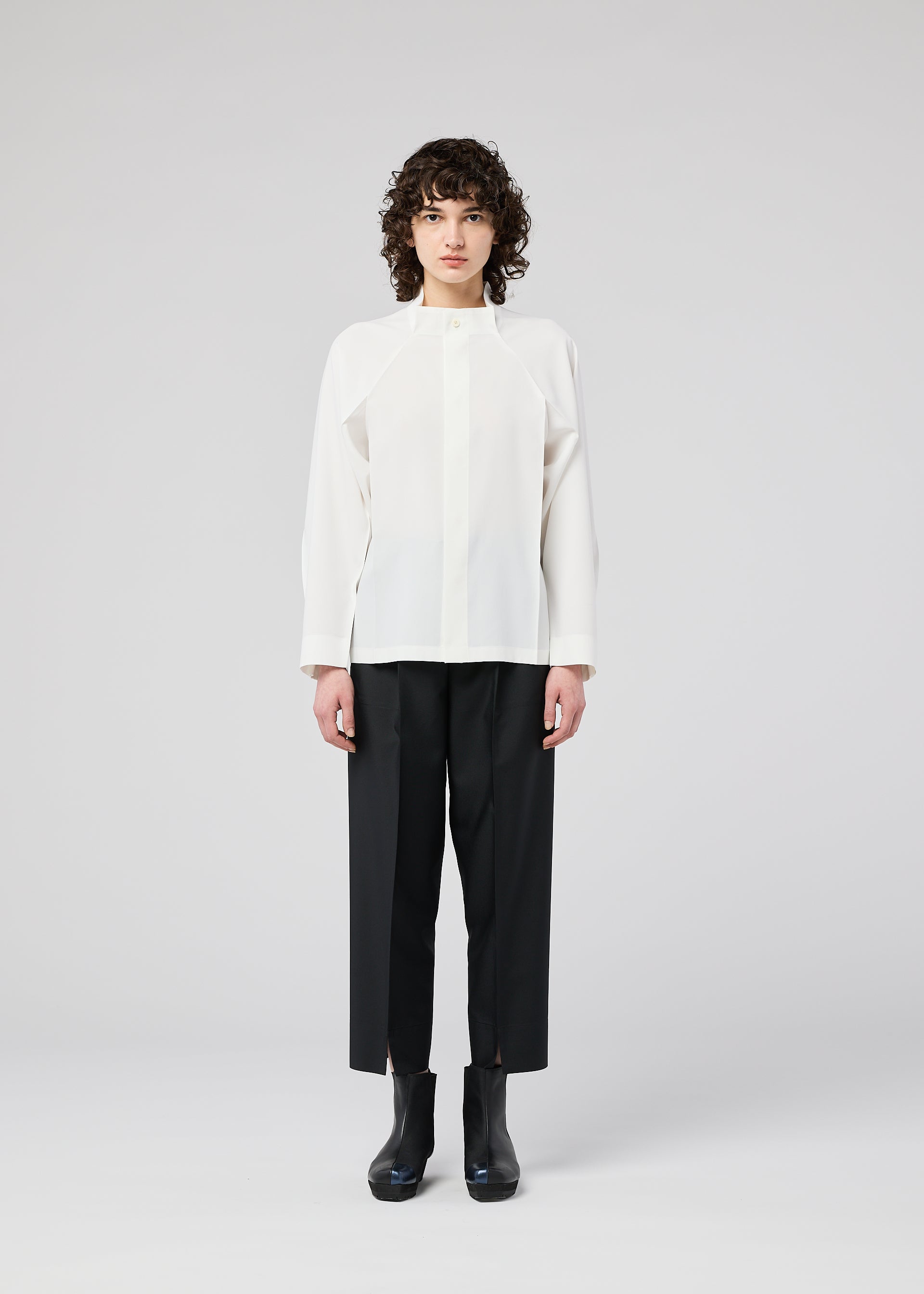 A model wears the 132 5 ISSEY MIYAKE FOLD SHIRT prêt à porter.
