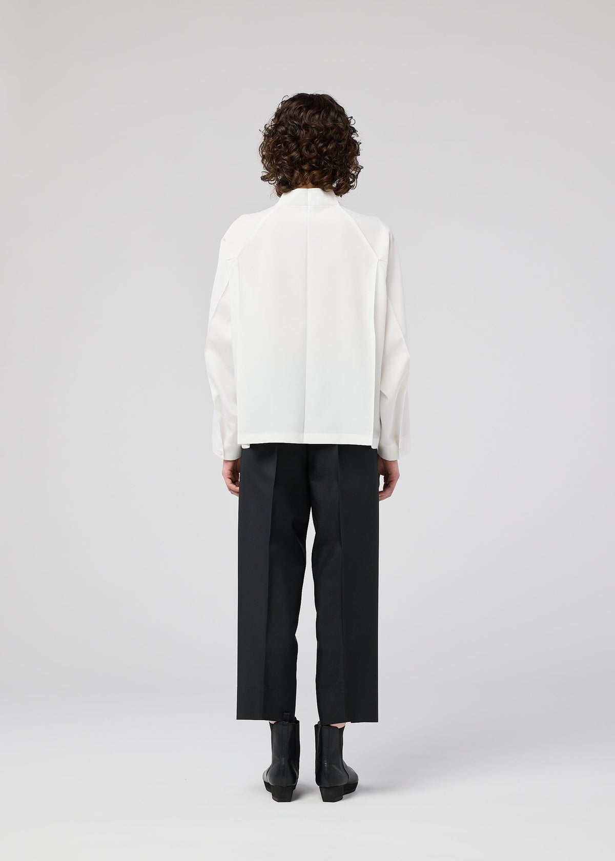 A model wears the 132 5 ISSEY MIYAKE FOLD SHIRT prêt à porter.