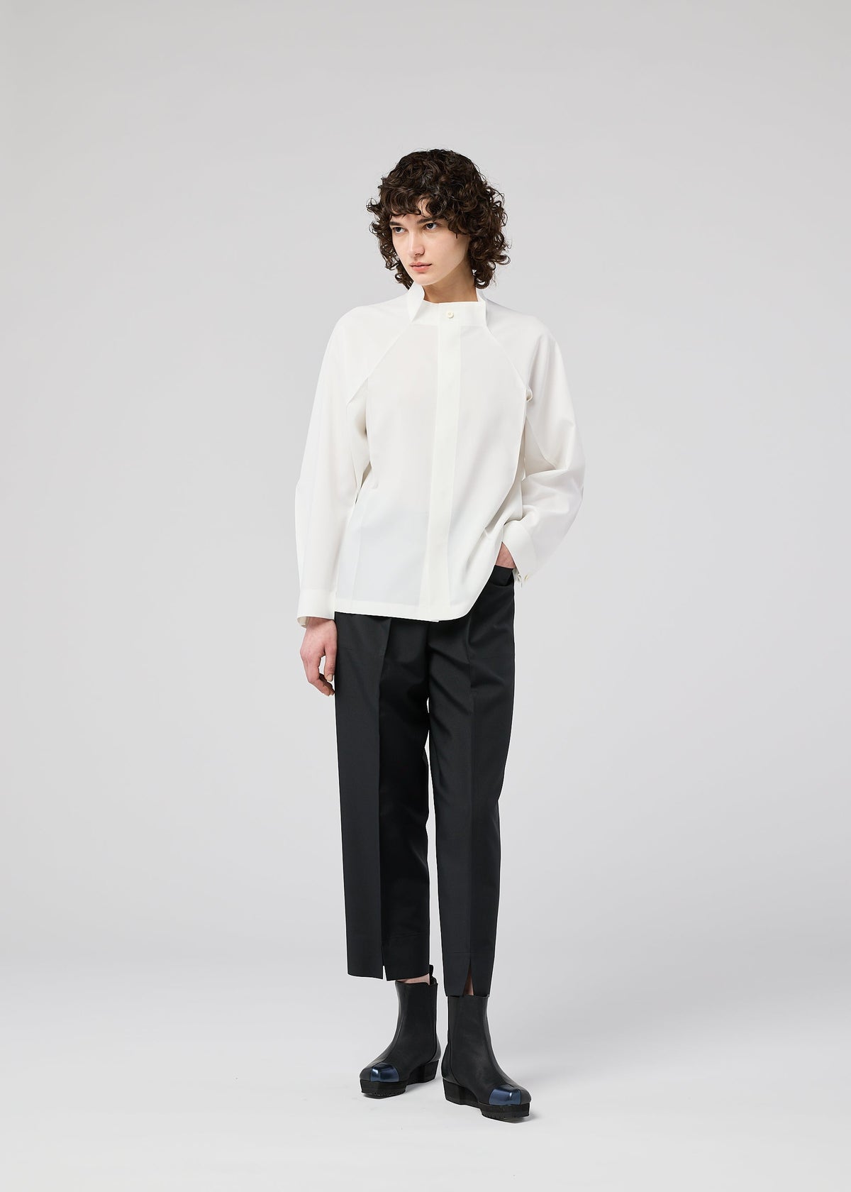 A model wears the 132 5 ISSEY MIYAKE FOLD SHIRT prêt à porter.