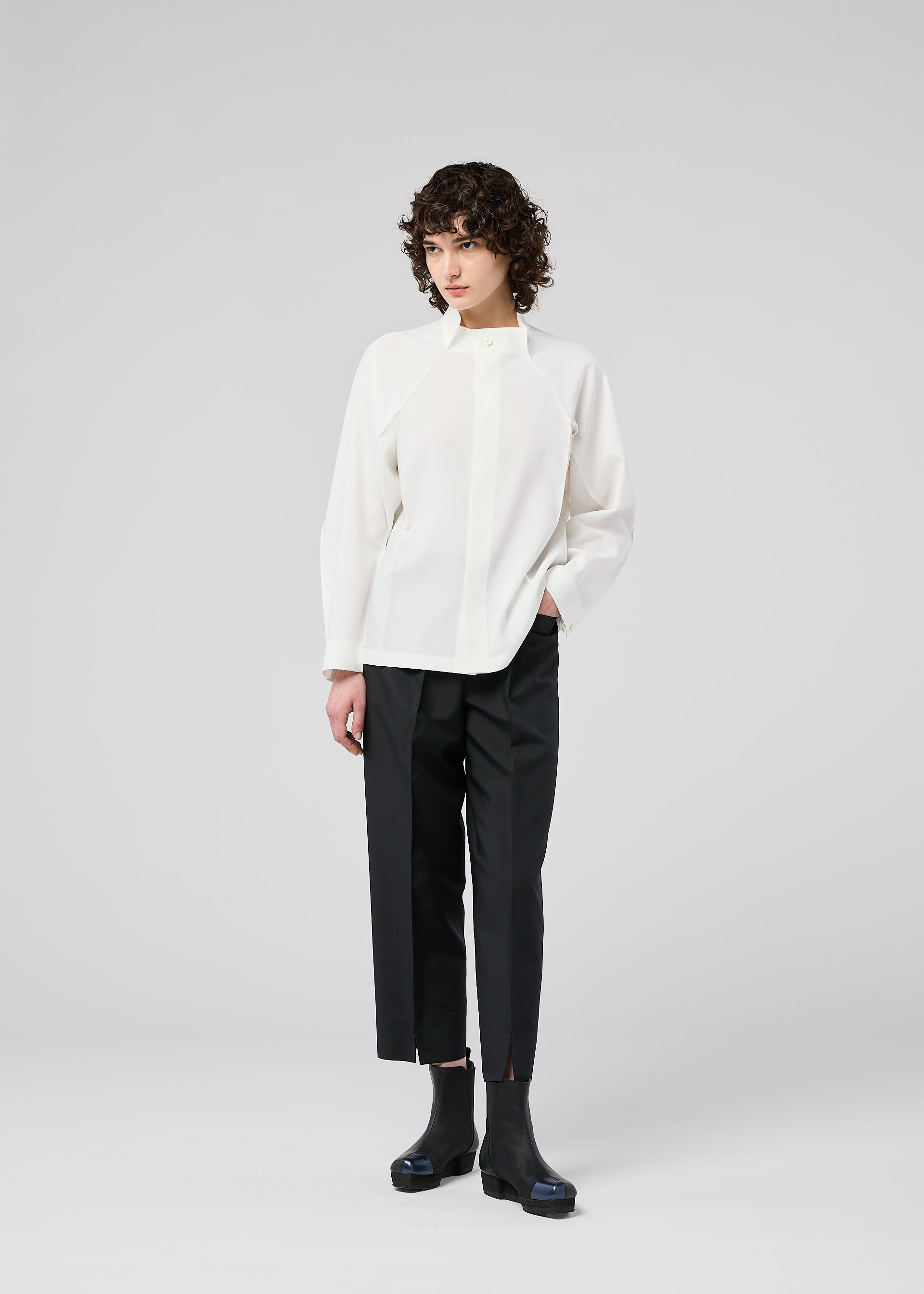 A model wears the 132 5 ISSEY MIYAKE FOLD SHIRT prêt à porter.