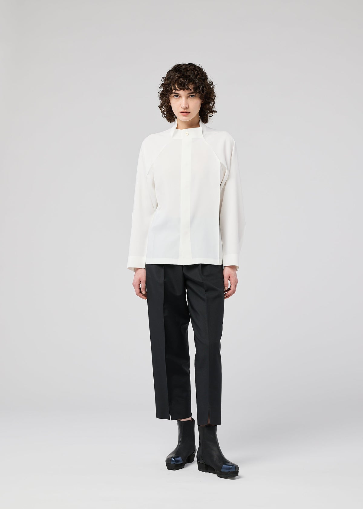 A model wears the 132 5 ISSEY MIYAKE FOLD SHIRT prêt à porter.
