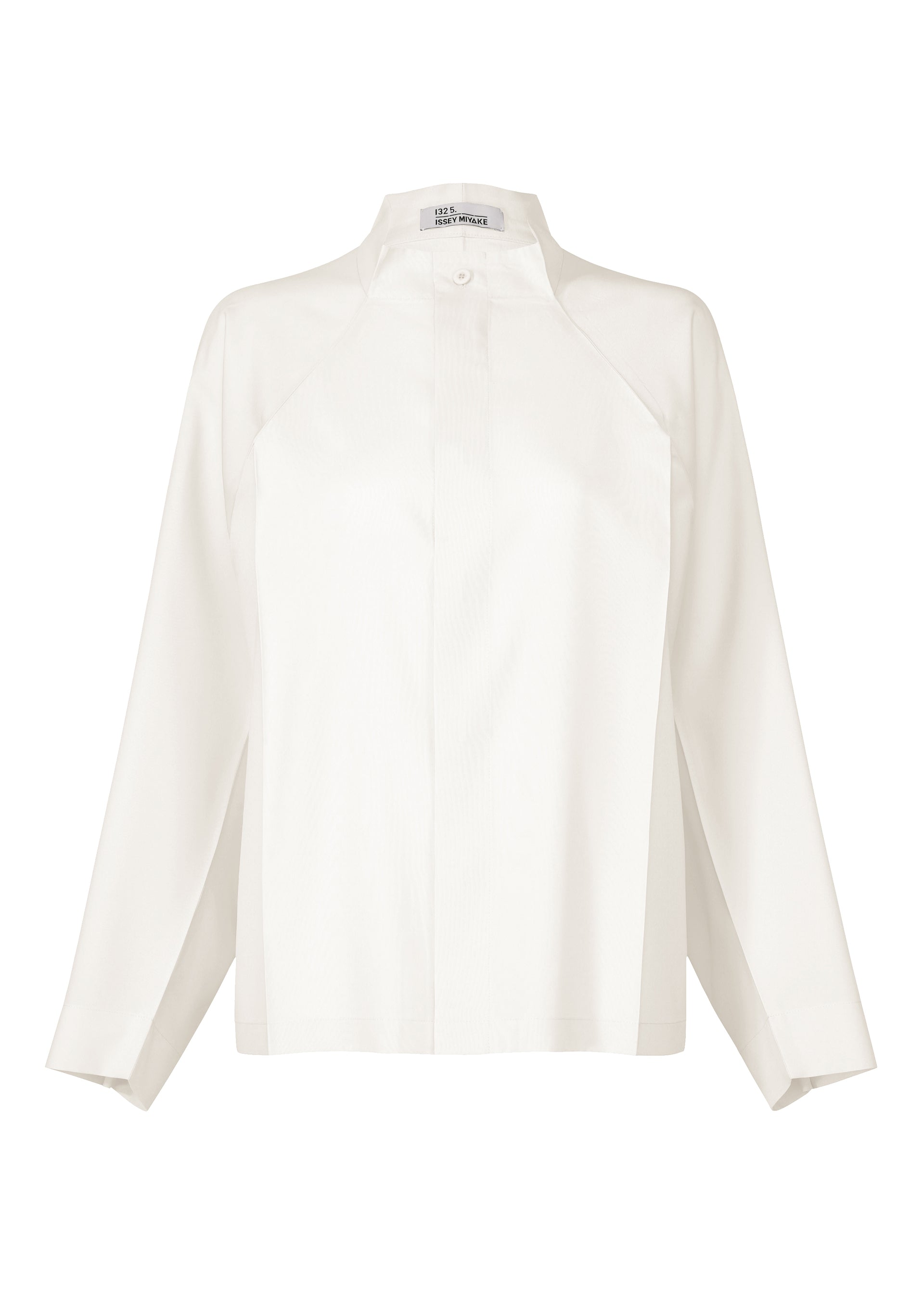 A product shot of the 132 5 ISSEY MIYAKE FOLD SHIRT prêt à porter in white (01).