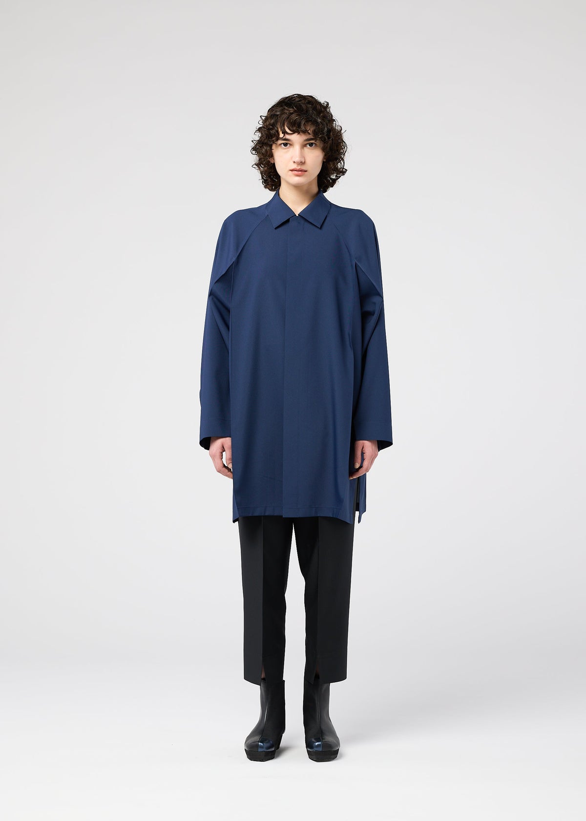 A model wears the 132 5 ISSEY MIYAKE FOLD SHIRT prêt à porter.