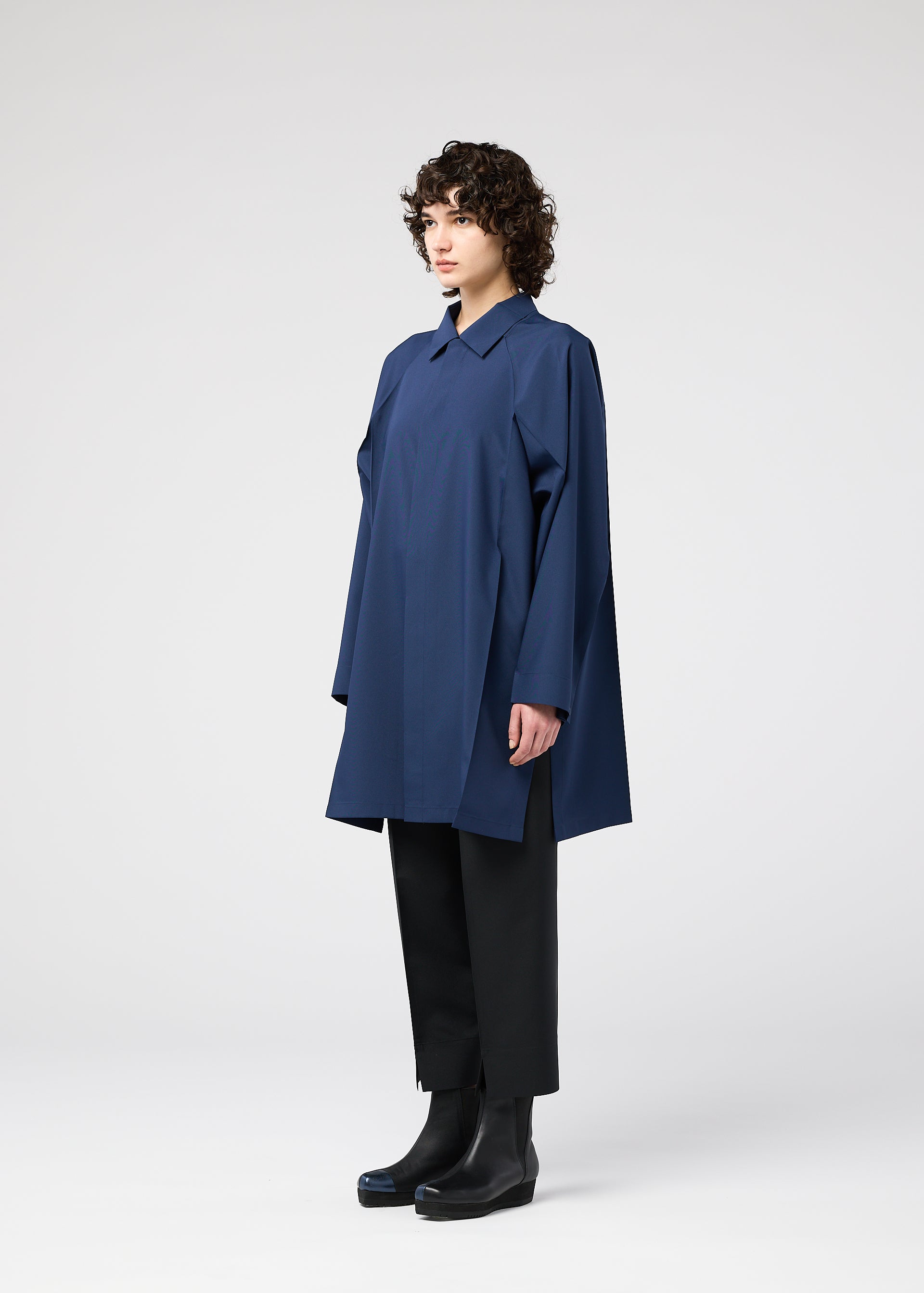 A model wears the 132 5 ISSEY MIYAKE FOLD SHIRT prêt à porter.