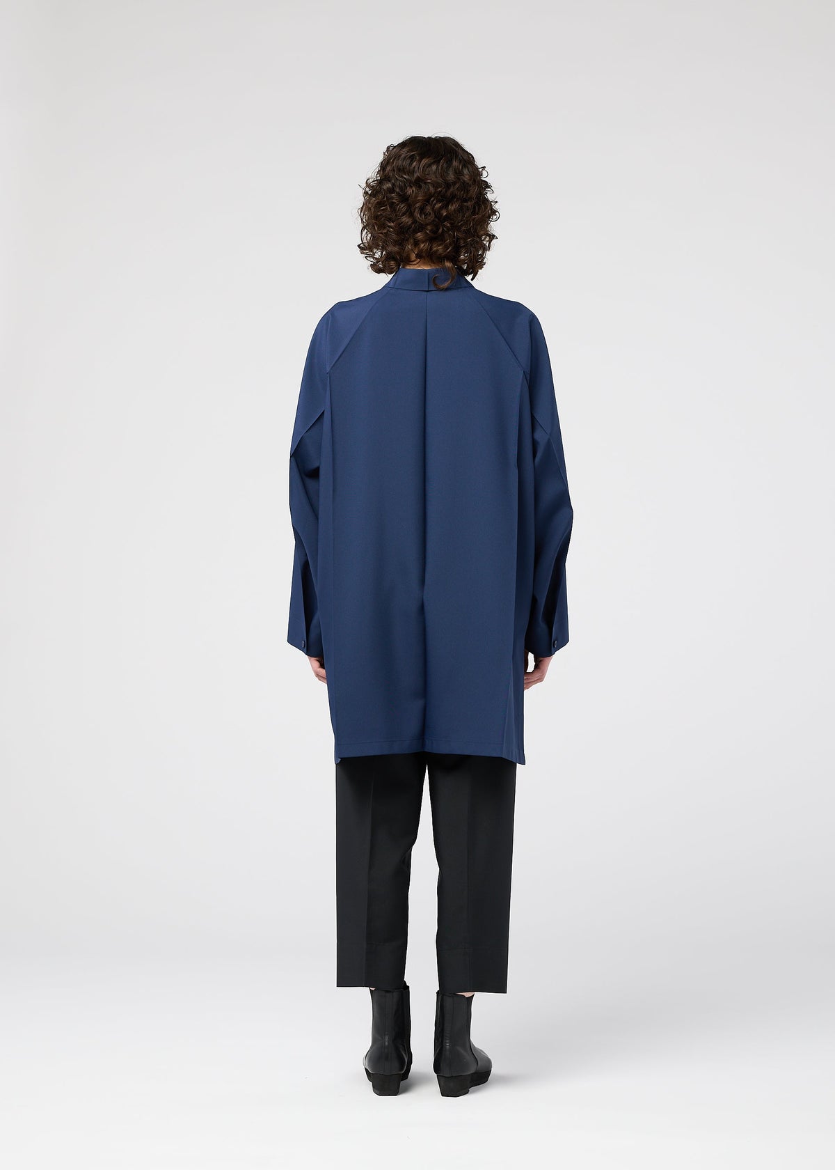 A model wears the 132 5 ISSEY MIYAKE FOLD SHIRT prêt à porter.