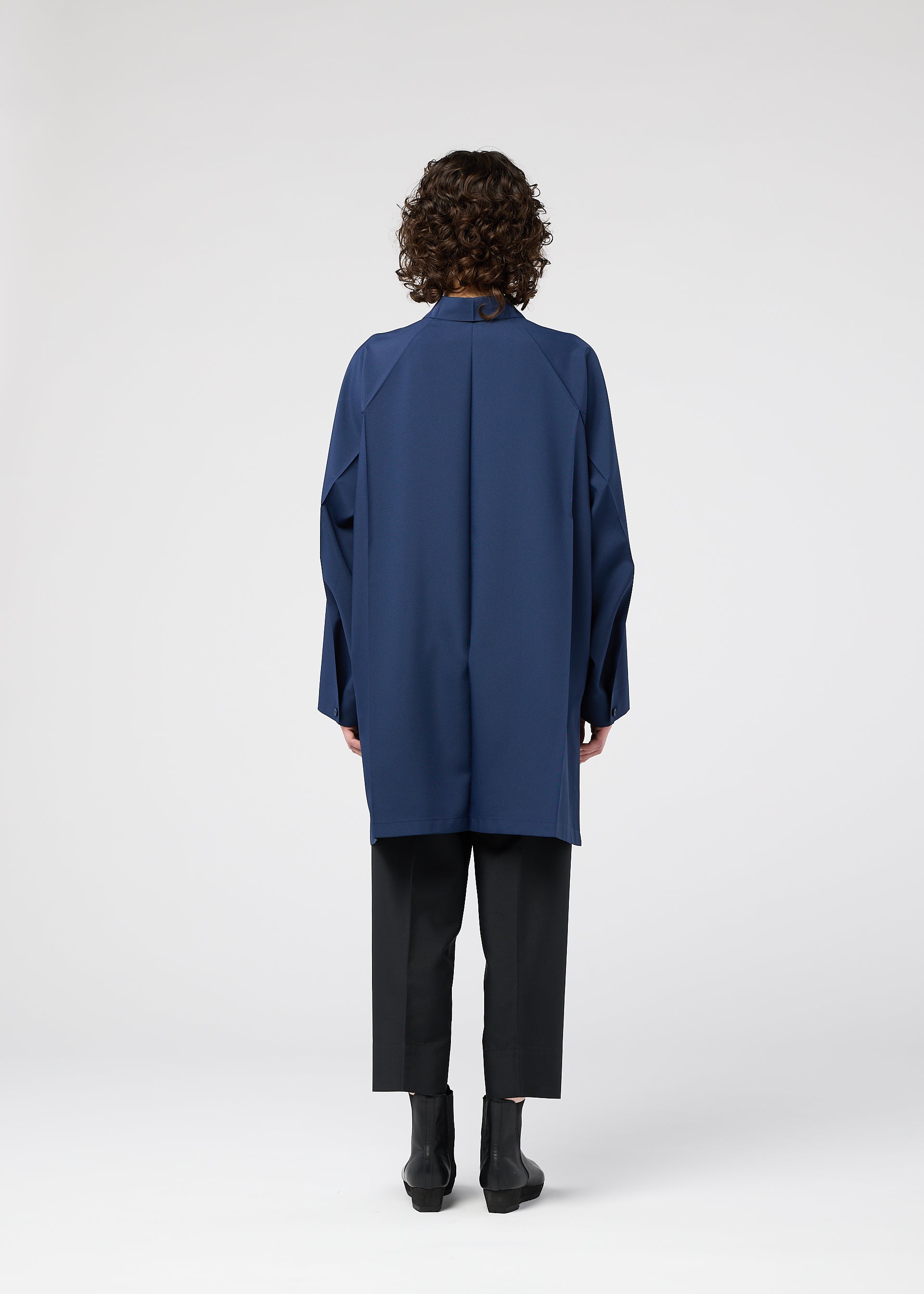 A model wears the 132 5 ISSEY MIYAKE FOLD SHIRT prêt à porter.