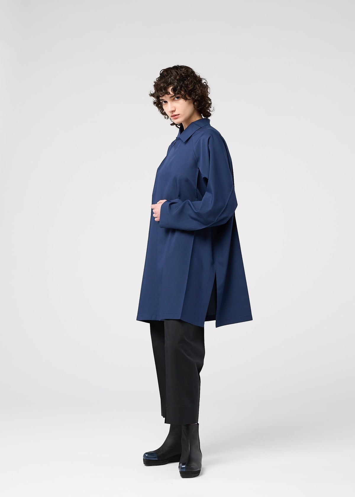 A model wears the 132 5 ISSEY MIYAKE FOLD SHIRT prêt à porter.