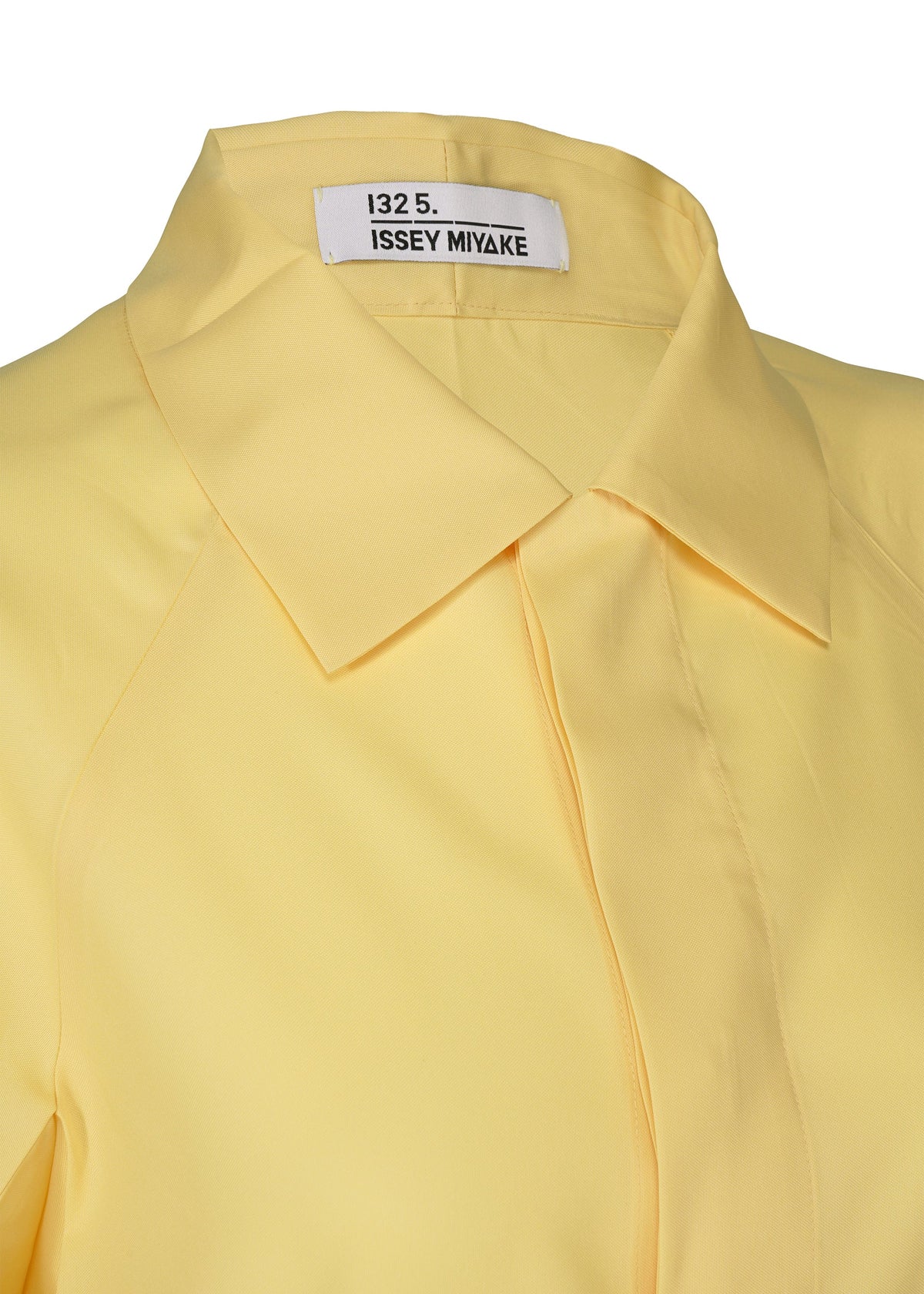 A detail shot of the 132 5 ISSEY MIYAKE FOLD SHIRT prêt à porter.