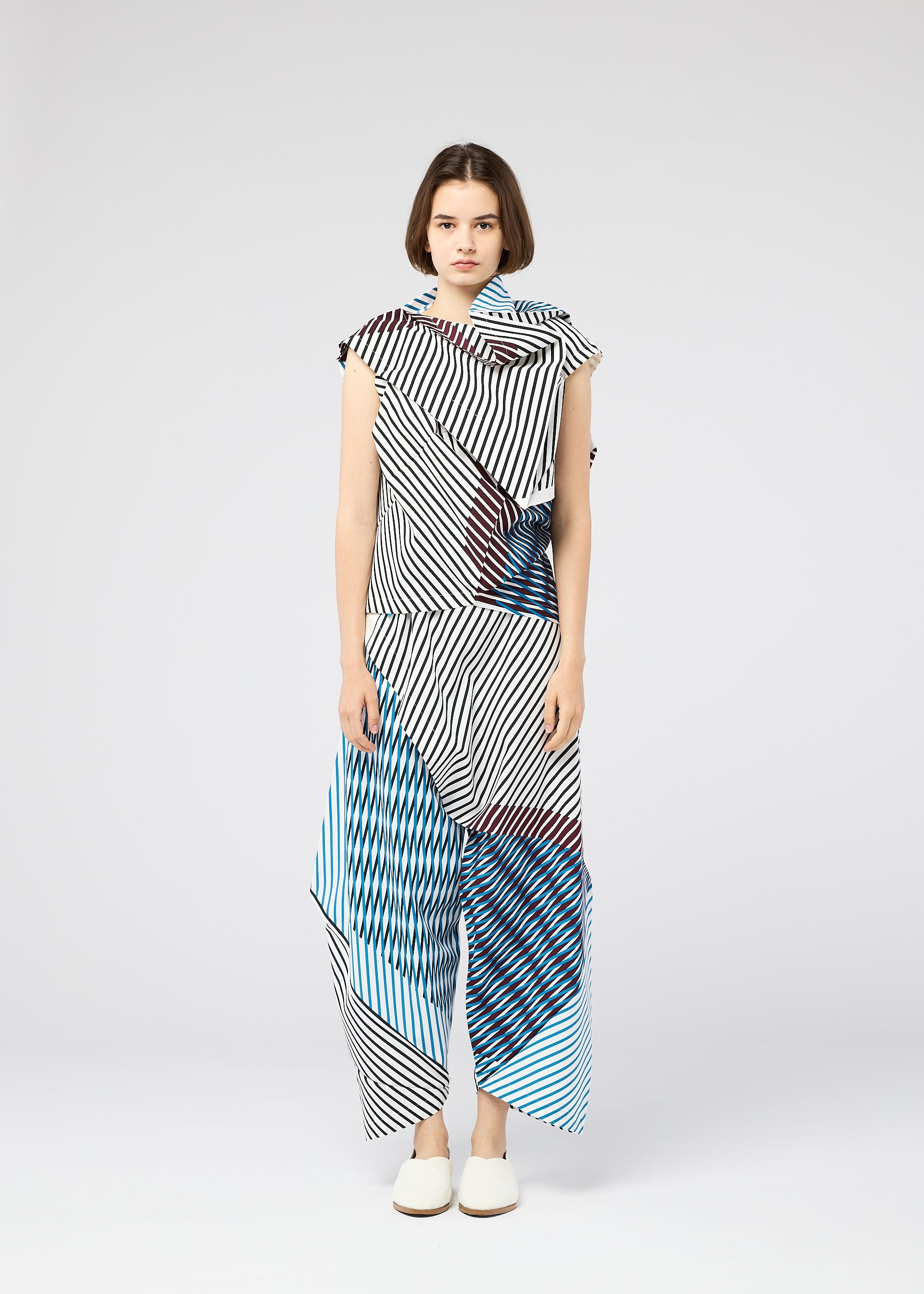 A model wears the 132 5. Issey Miyake NO.1 PAINT prêt à porter.