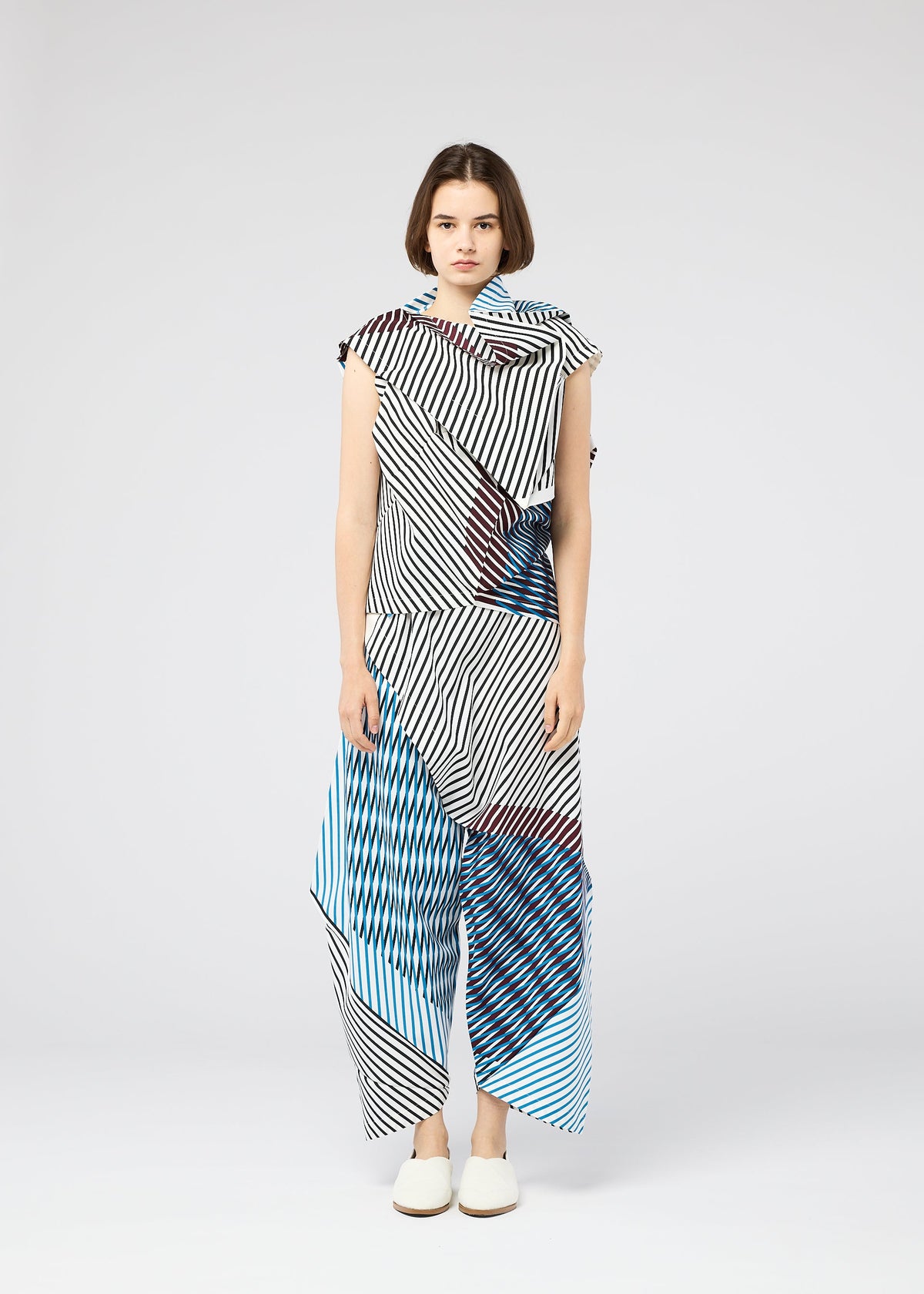 A model wears the 132 5. Issey Miyake NO.1 PAINT prêt à porter.