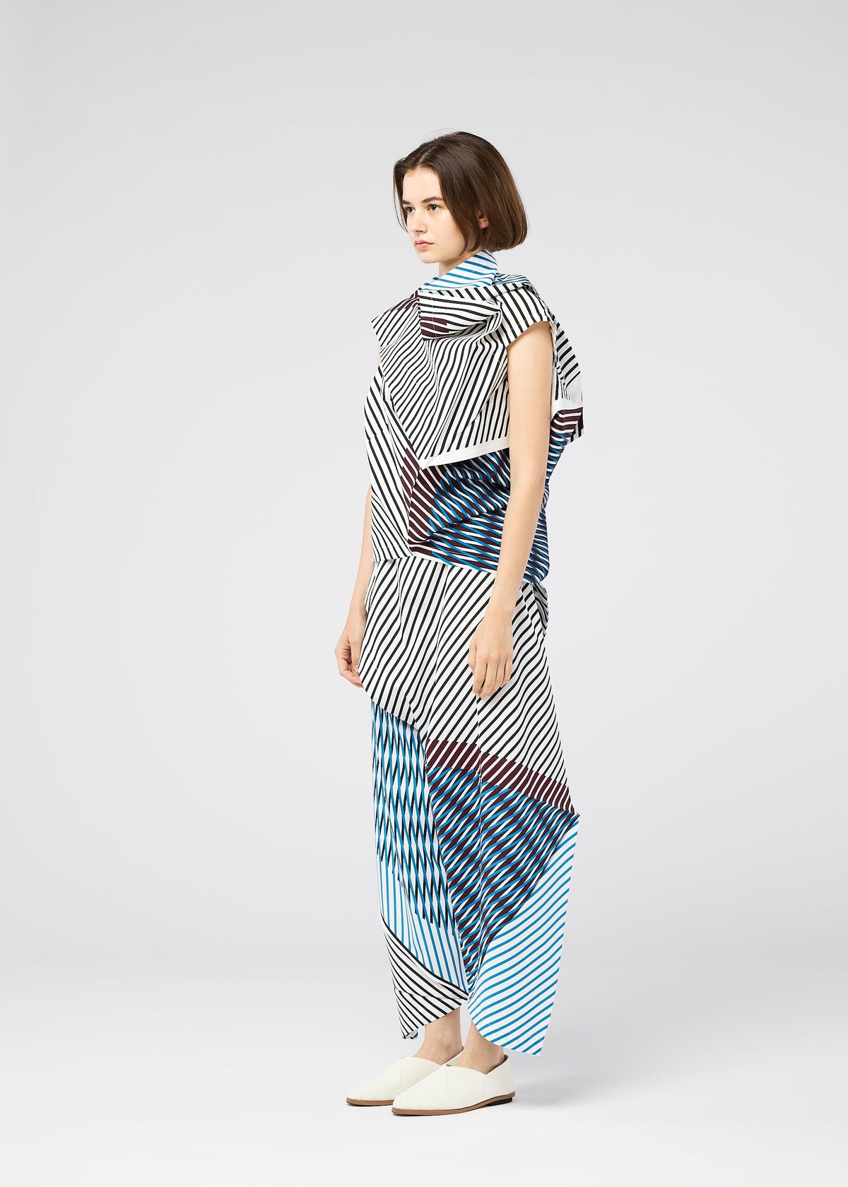 A model wears the 132 5. Issey Miyake NO.1 PAINT prêt à porter.