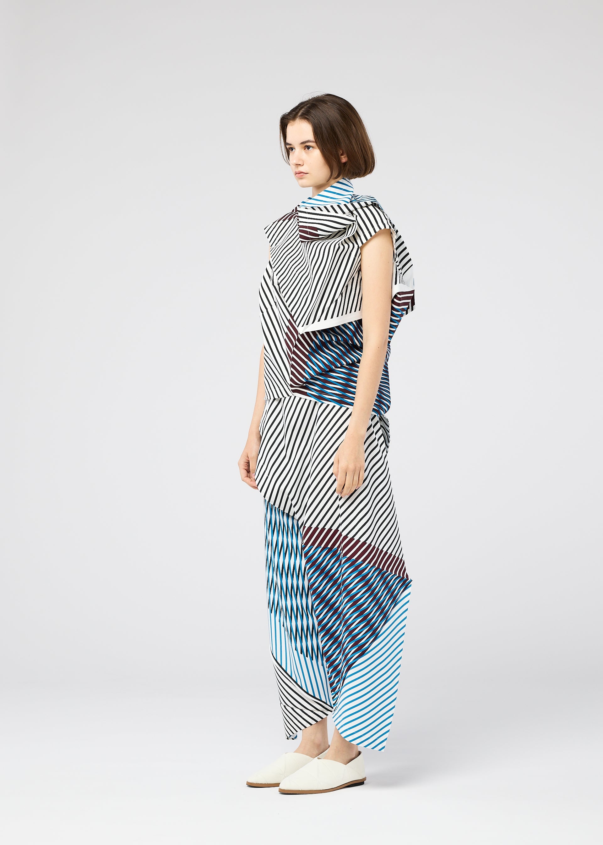 A model wears the 132 5. Issey Miyake NO.1 PAINT prêt à porter.