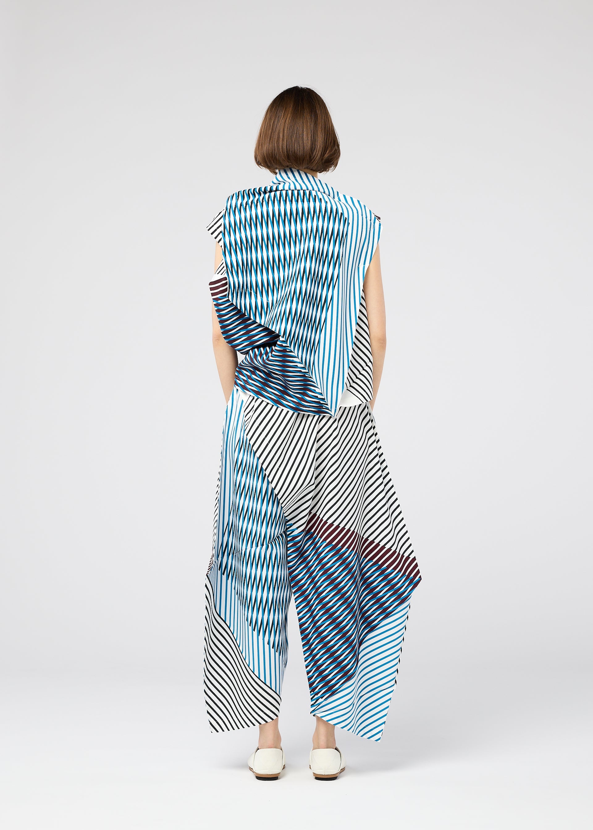 A model wears the 132 5. Issey Miyake NO.1 PAINT prêt à porter.