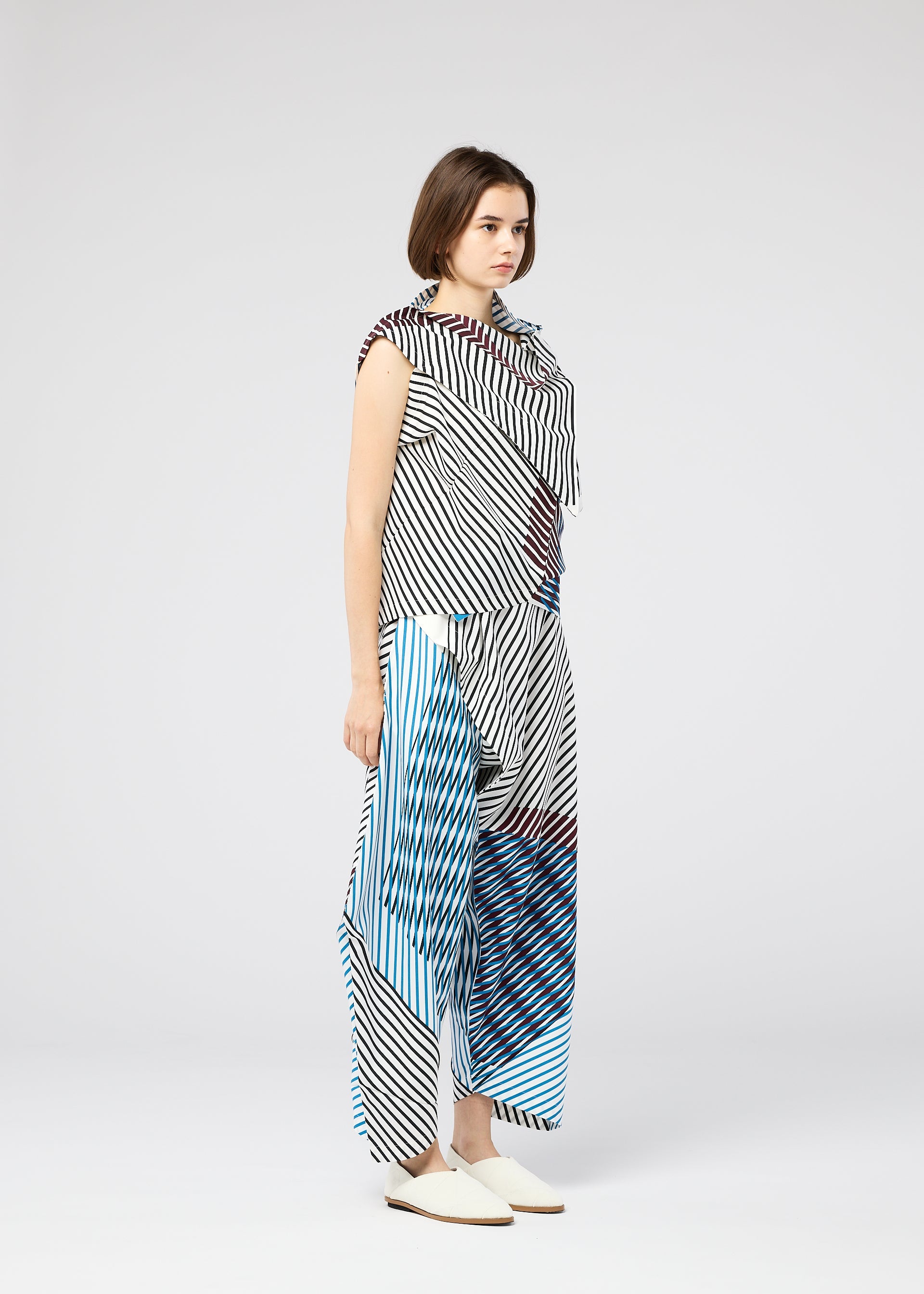 A model wears the 132 5. Issey Miyake NO.1 PAINT prêt à porter.