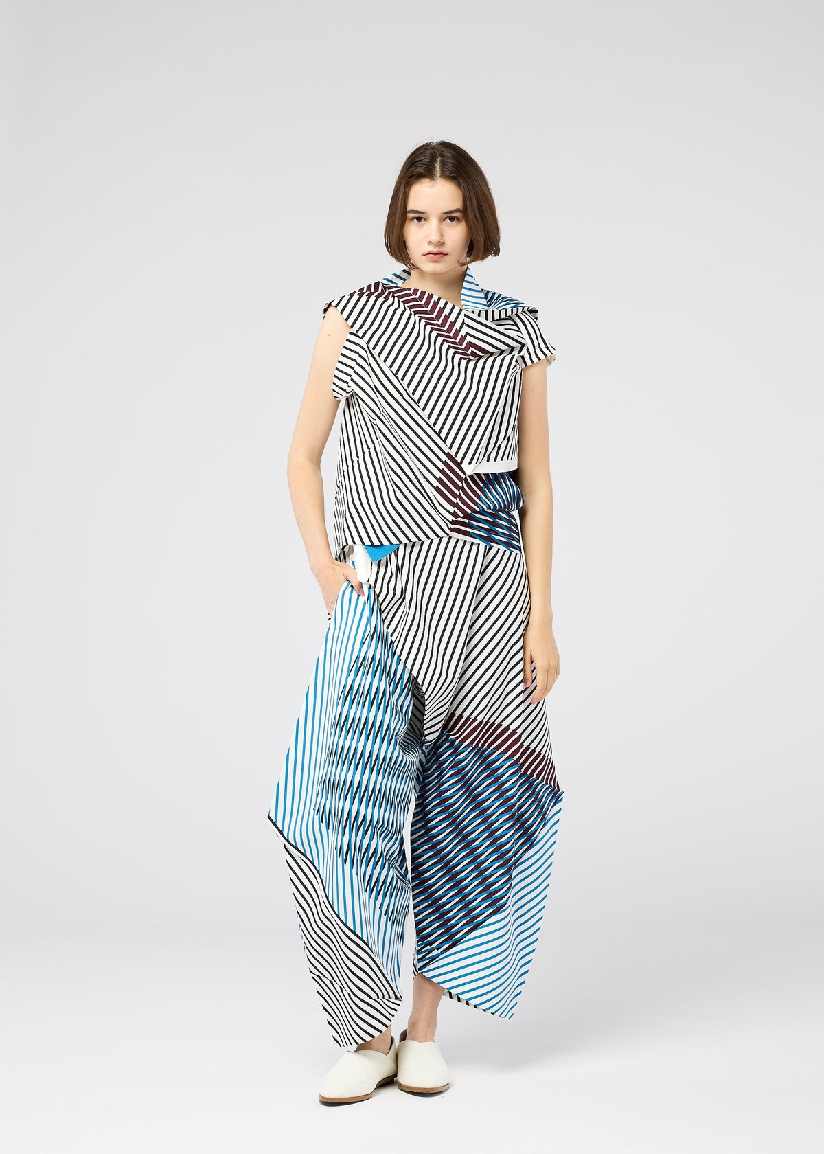 A model wears the 132 5. Issey Miyake NO.1 PAINT prêt à porter.