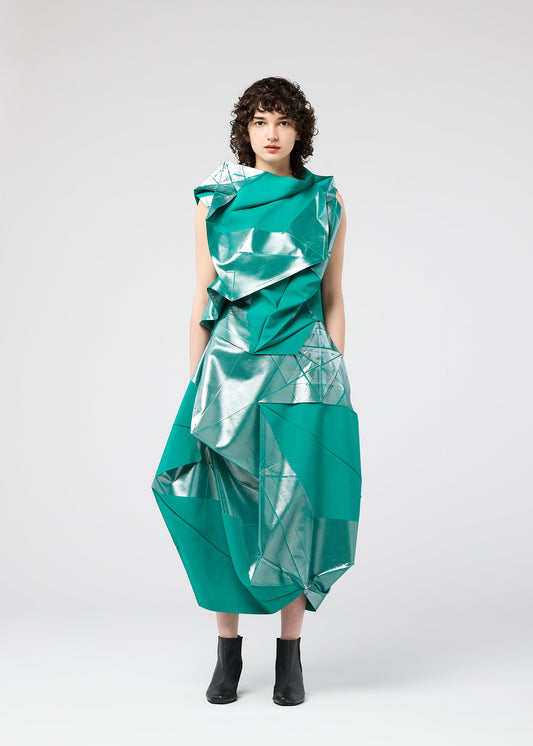 A model wears the 132 5 ISSEY MIYAKE NO.17 FOIL prêt à porter.