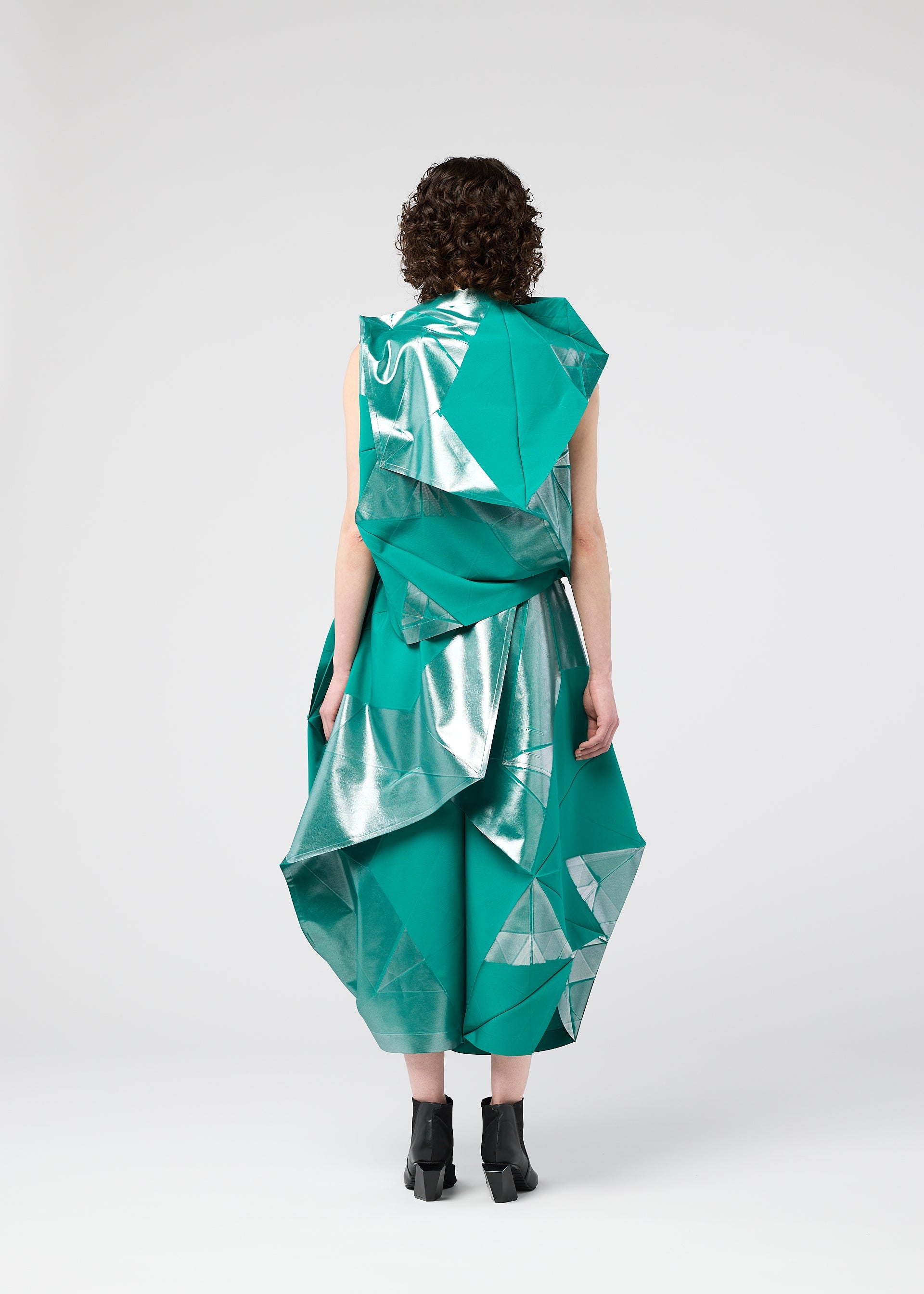 A model wears the 132 5 ISSEY MIYAKE NO.17 FOIL prêt à porter.