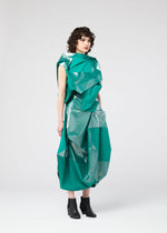 A model wears the 132 5 ISSEY MIYAKE NO.17 FOIL prêt à porter.